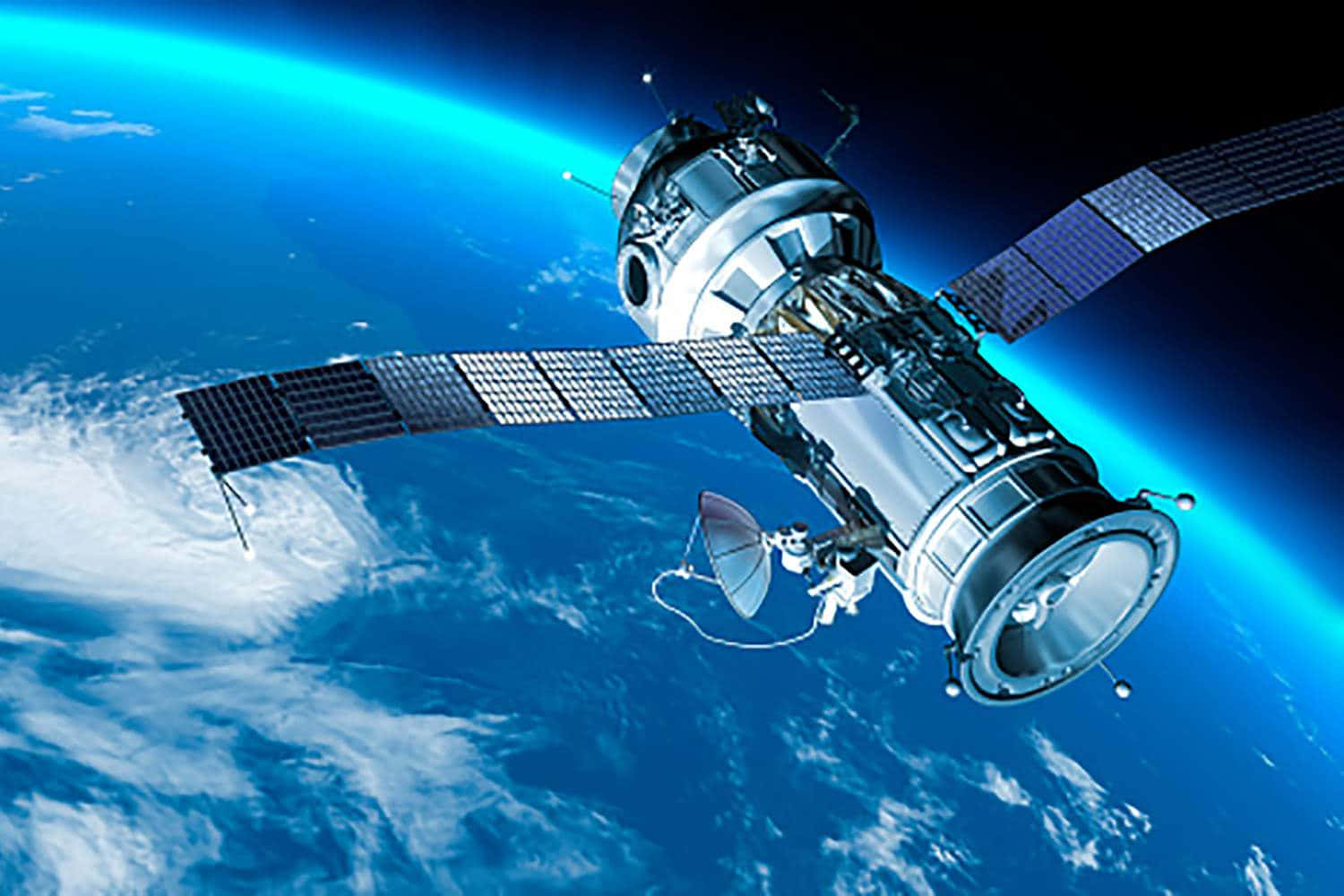 Space Satellite 桌布 壁紙 — 一個詳細的衛星繞地球運行，展示藍色海洋、白色雲朵和一條發光的大氣曲線，背景是黑色的太空虛空。