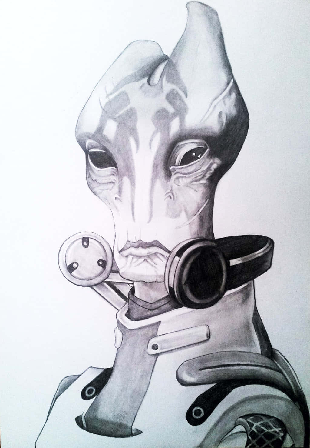 Mordin Solus 桌布 壁紙 — 一個詳細的鉛筆素描，描繪一個擁有大型耳朵、穿著未來風格盔甲和耳機的人形外星人。