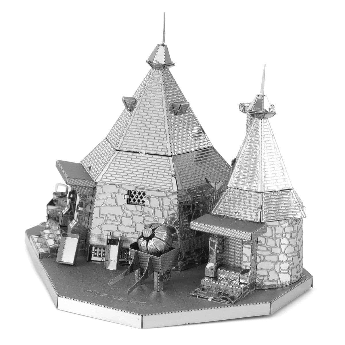 Hagrid's Hut 桌布 壁紙 — 一個詳細的銀色金屬模型，展示了一座幻想風格的石頭建築，帶有兩座尖塔和複雜的紋理。