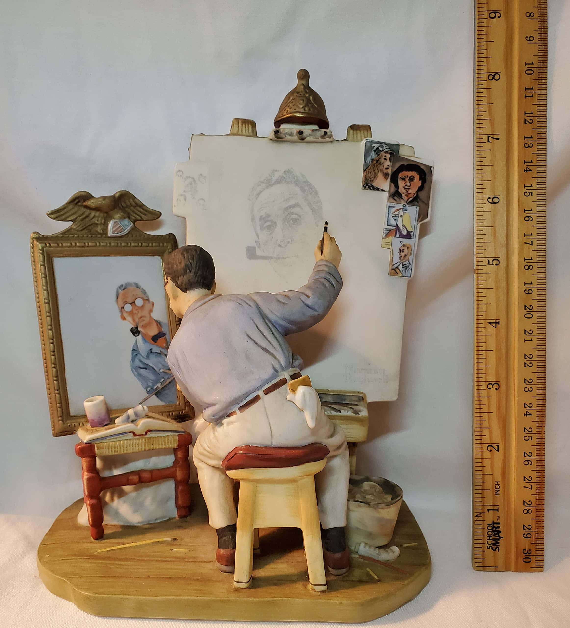 Norman Rockwell 桌布 壁紙 — 一個詳細的雕像，描繪一位藝術家坐在畫架前，參考鏡子和參考照片素描肖像。