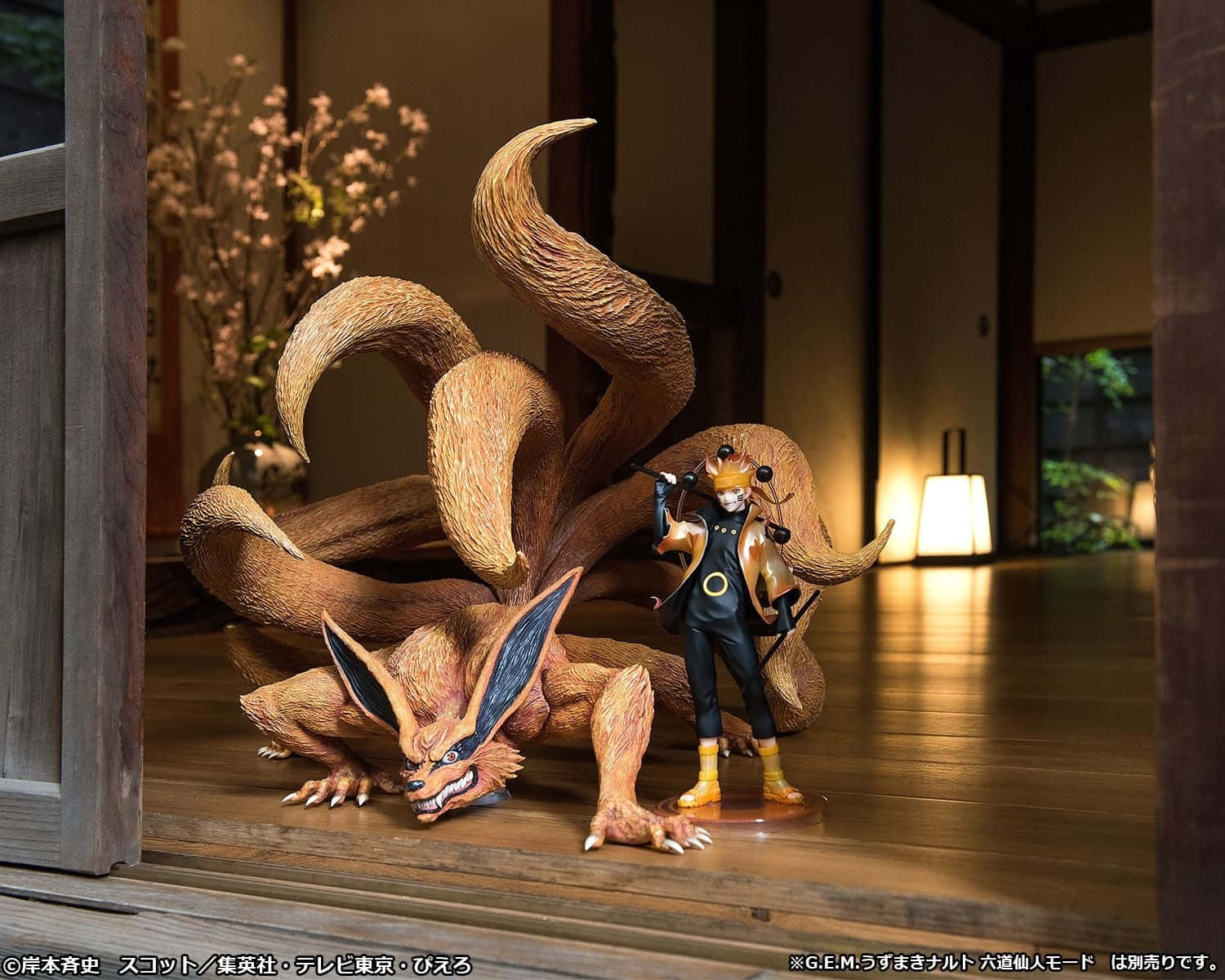 Naruto Nine Tails 桌布 壁紙 — 一個詳細的鳴人九尾模式公仔站在一隻有九條尾巴的大型棕色狐狸旁邊，位於傳統的木製日式房間內。