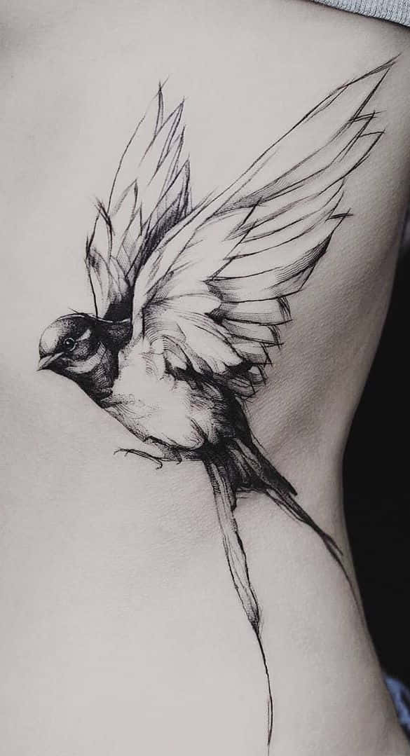 藝術 桌布 壁紙 — 一個詳細的黑白刺青，描繪一隻正在飛翔的鳥，位於人類皮膚上，翅膀和尾羽帶有精細的陰影。