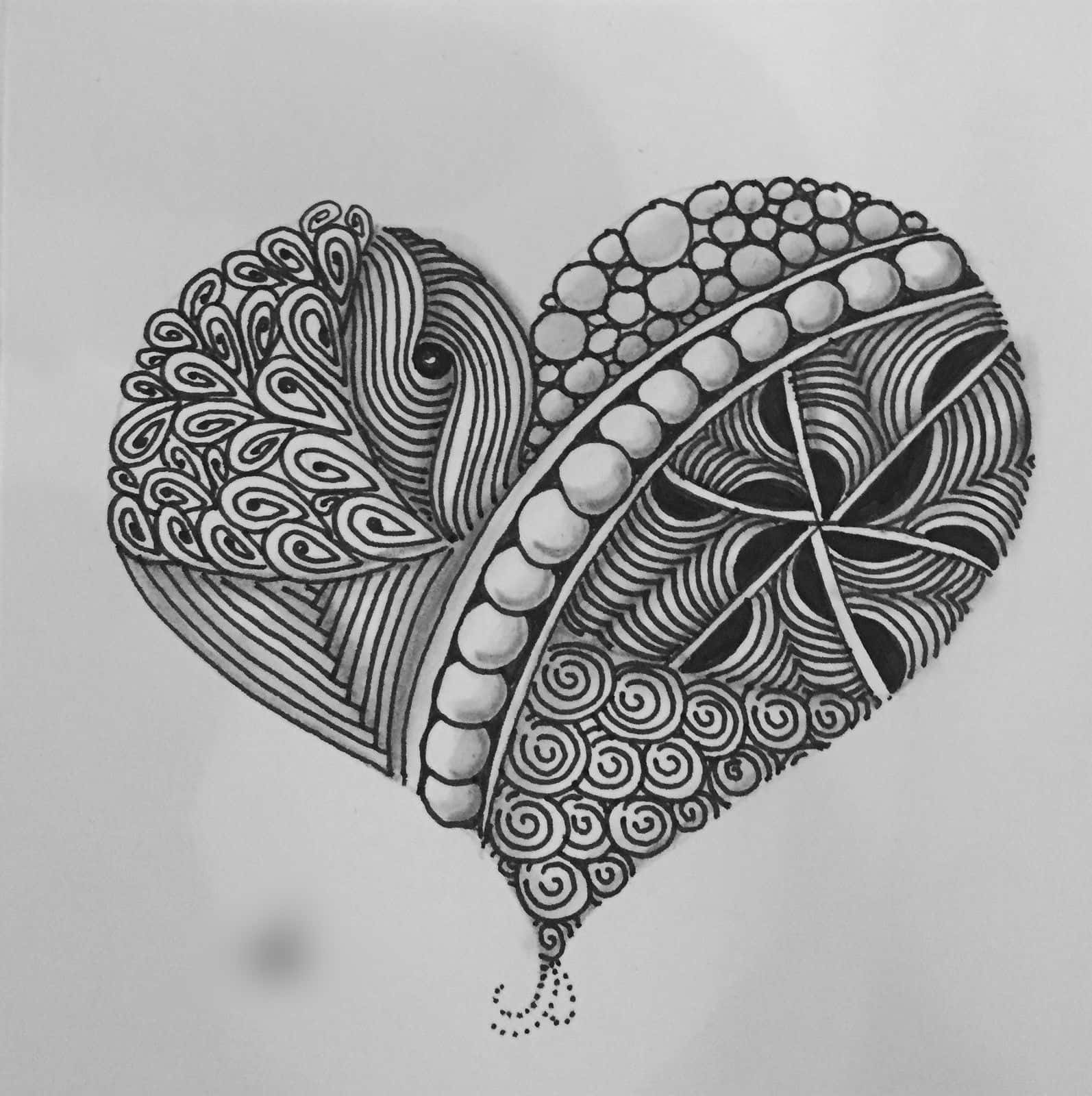 Heart Doodle 桌布 壁紙 — 一個詳細的黑白心形塗鴉，在普通紙上充滿了複雜的漩渦圖案和珠狀紋理。