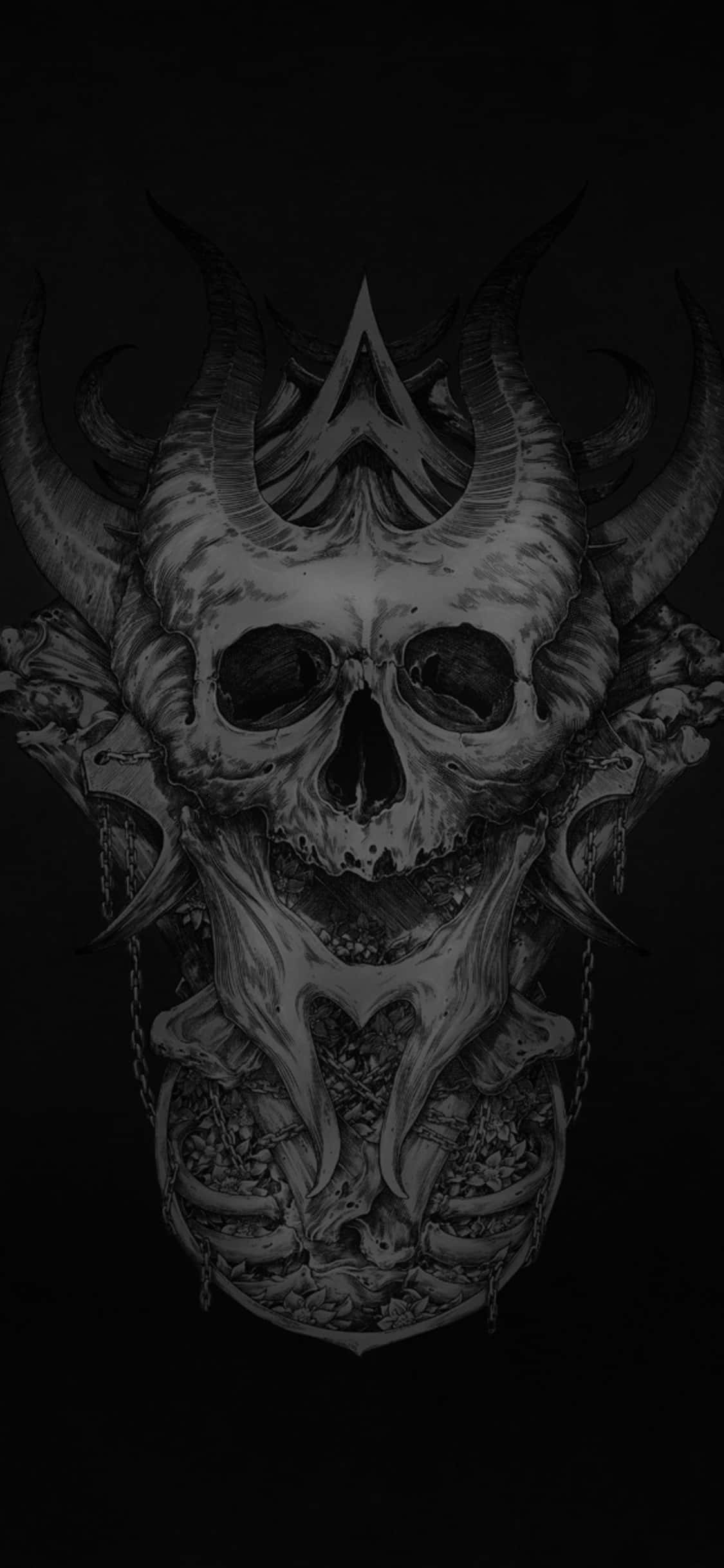 Black Skeleton 桌布 壁紙 — 一個詳細的黑白插圖，描繪了一個帶有角和鎖鏈的惡魔頭骨，背景為黑色。