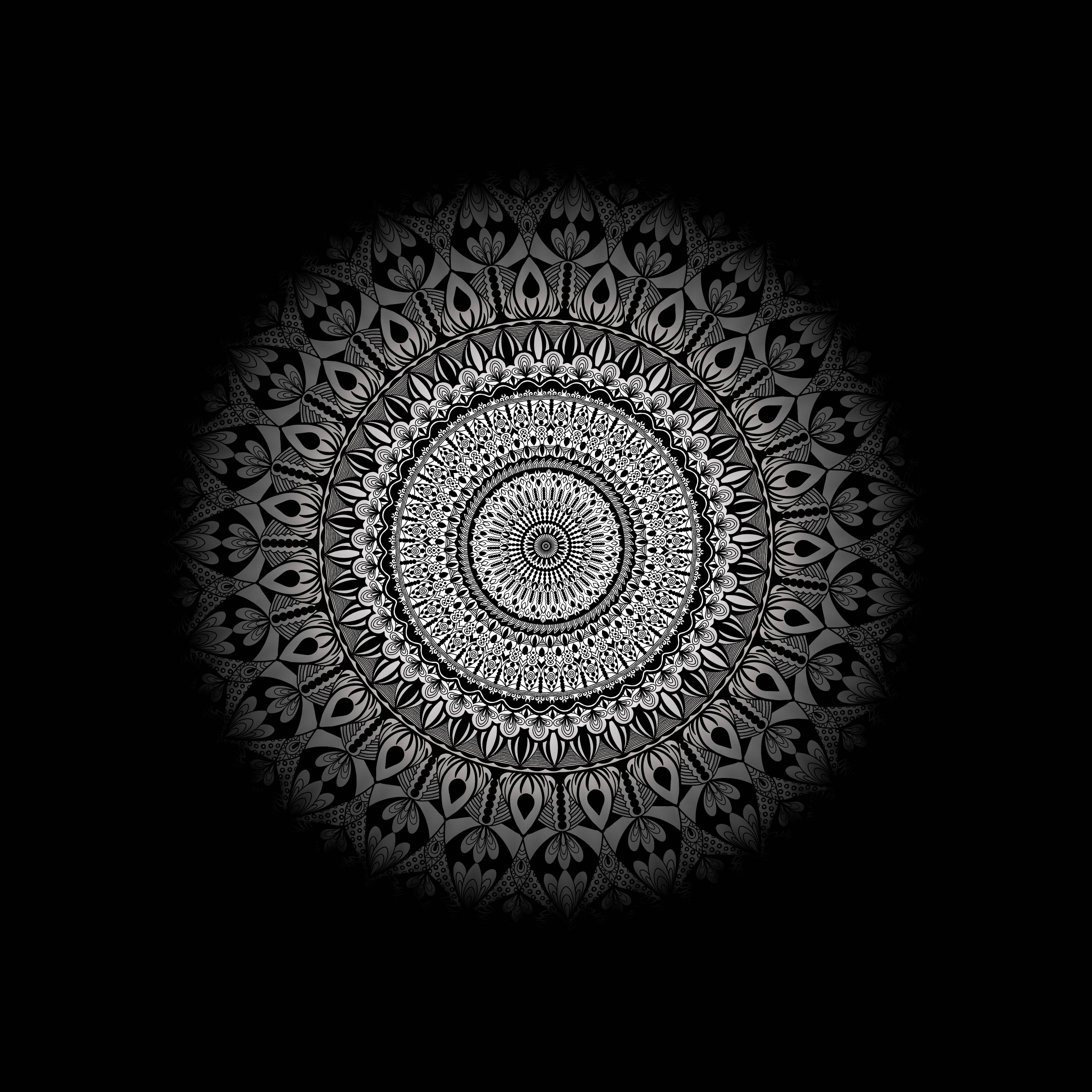 Circle 桌布 壁紙 — 一個詳細的黑白曼陀羅在深色背景上散發出複雜的圖案。