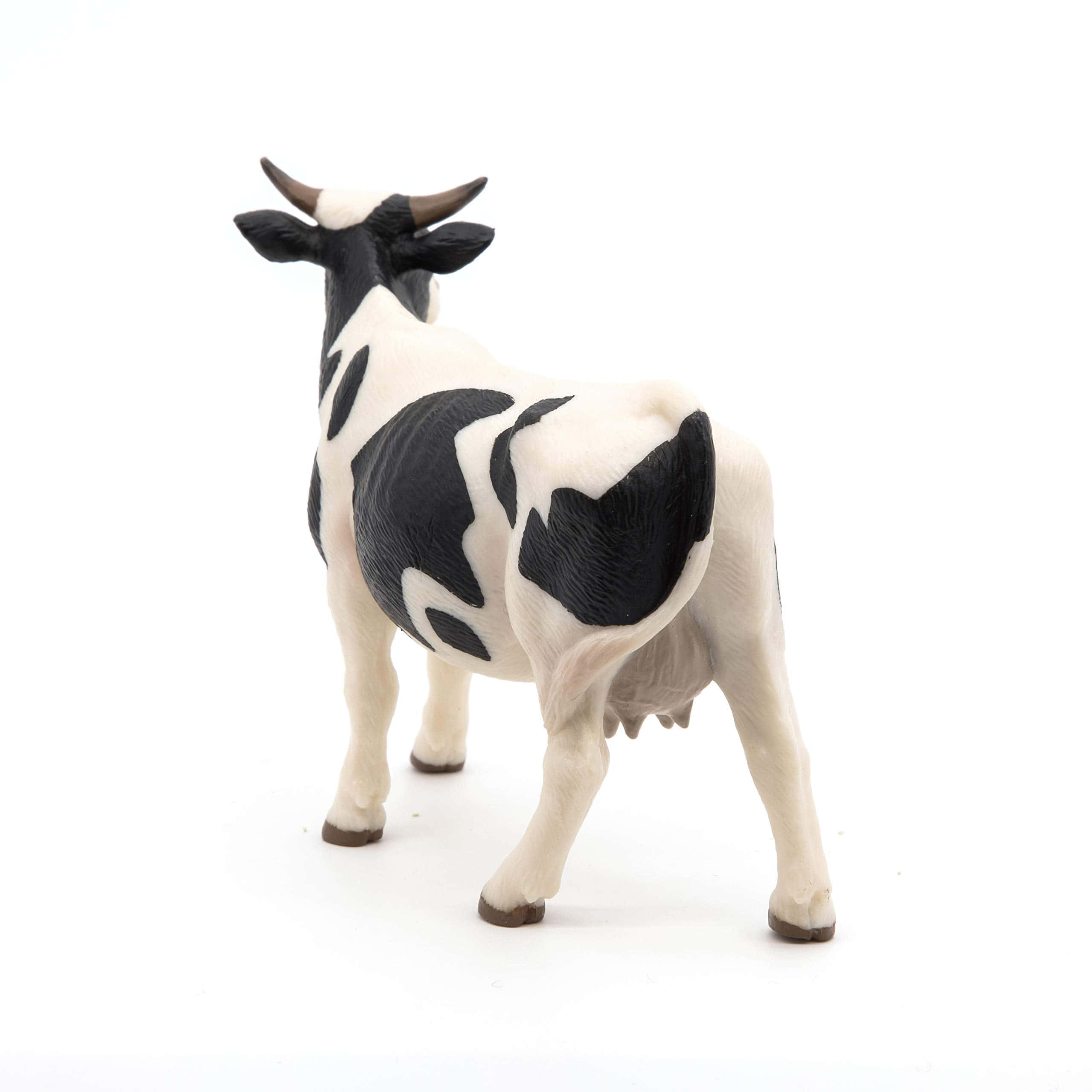 Black And White Cow 桌布 壁紙 — 一個詳細的黑白牛雕像側面站立在純白色背景前。