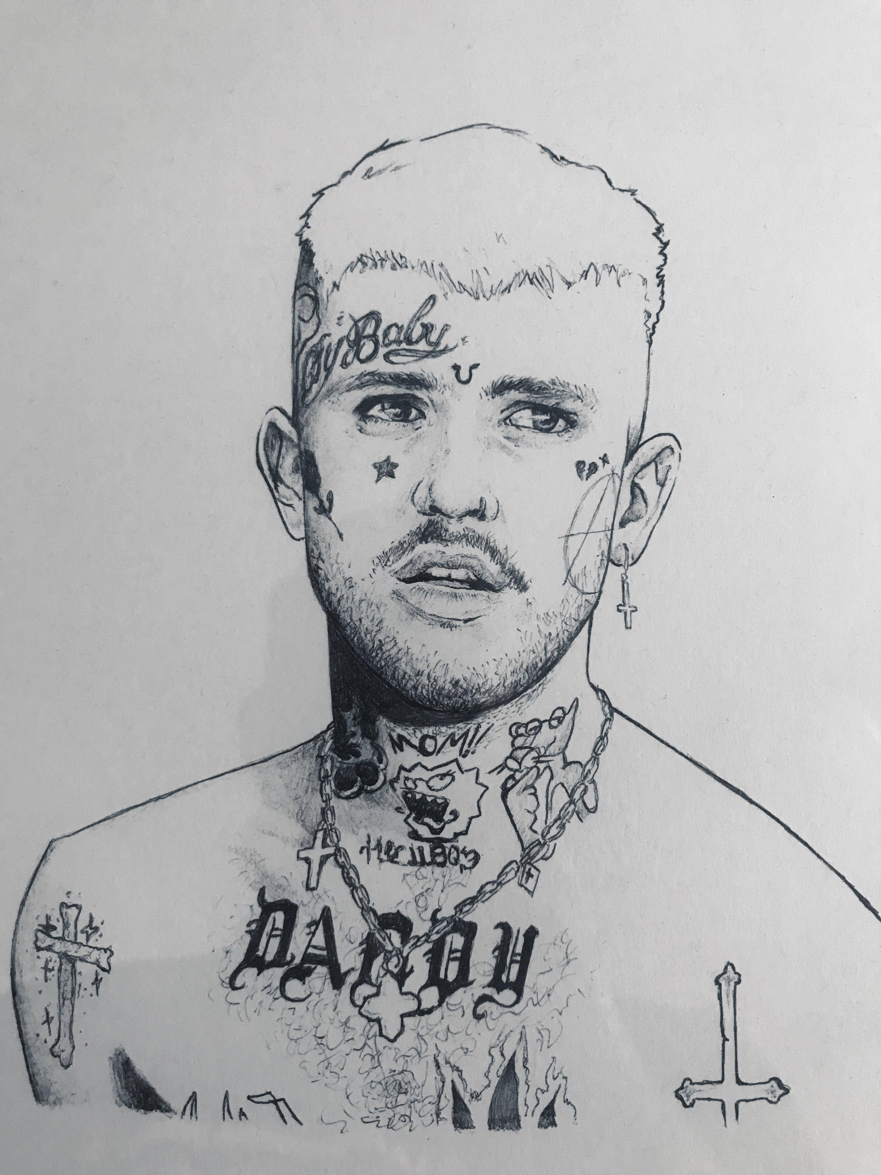 Peep 桌布 壁紙 — 一個詳細的黑白素描，描繪一名刺青男子，面部和胸部有刺青，包括「DADDY」字樣和十字架。