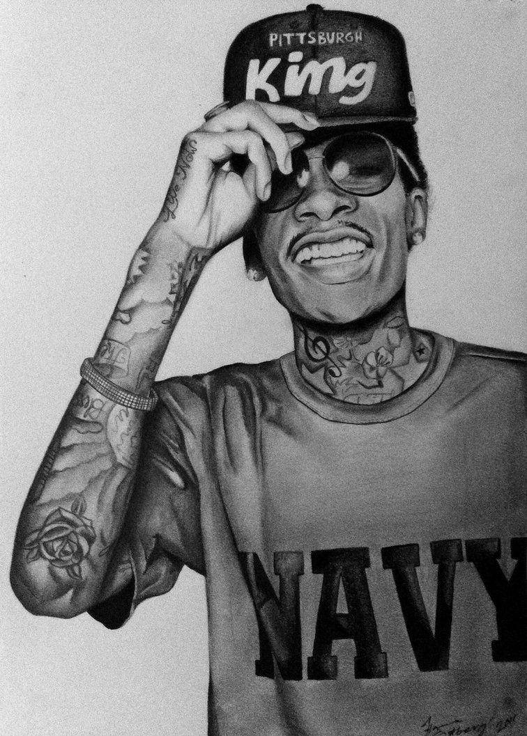 wiz khalifa 桌布 壁紙 — 一個詳細的黑白肖像，一個微笑的男人帶著刺青，正在調整他的帽子和太陽眼鏡。