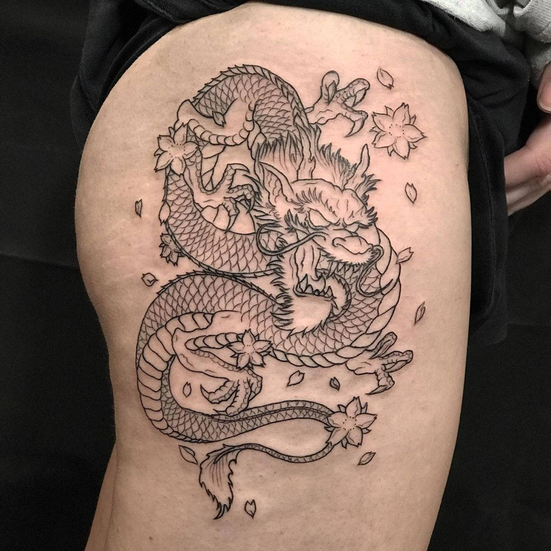 Japanese Dragon Tattoo 桌布 壁紙 — 一個詳細的黑色墨水龍紋身纏繞在大腿上，周圍環繞著櫻花和飄落的花瓣。