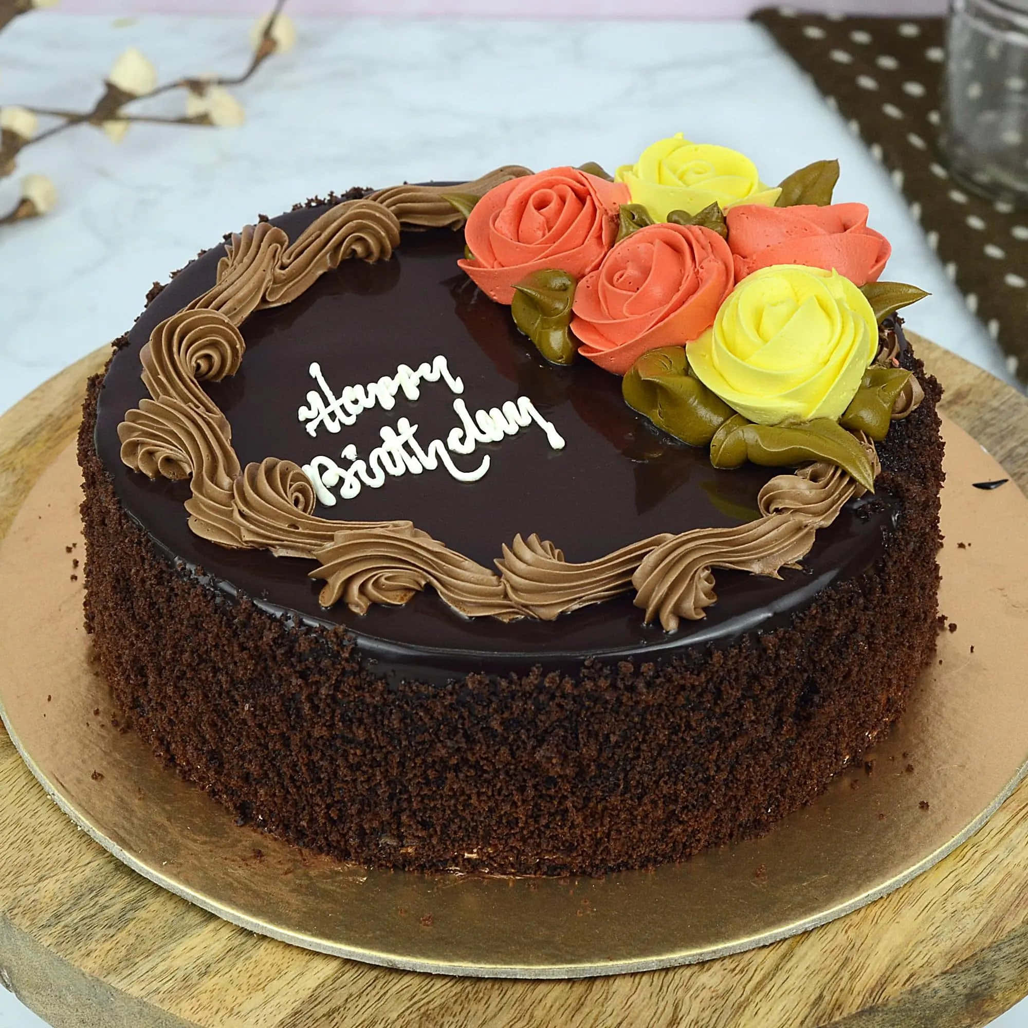 Happy Birthday Cake 桌布 壁紙 — 一個豐富的巧克力生日蛋糕，上面有棕色糖霜漩渦和鮮豔的橙黃色玫瑰，放在木板上。