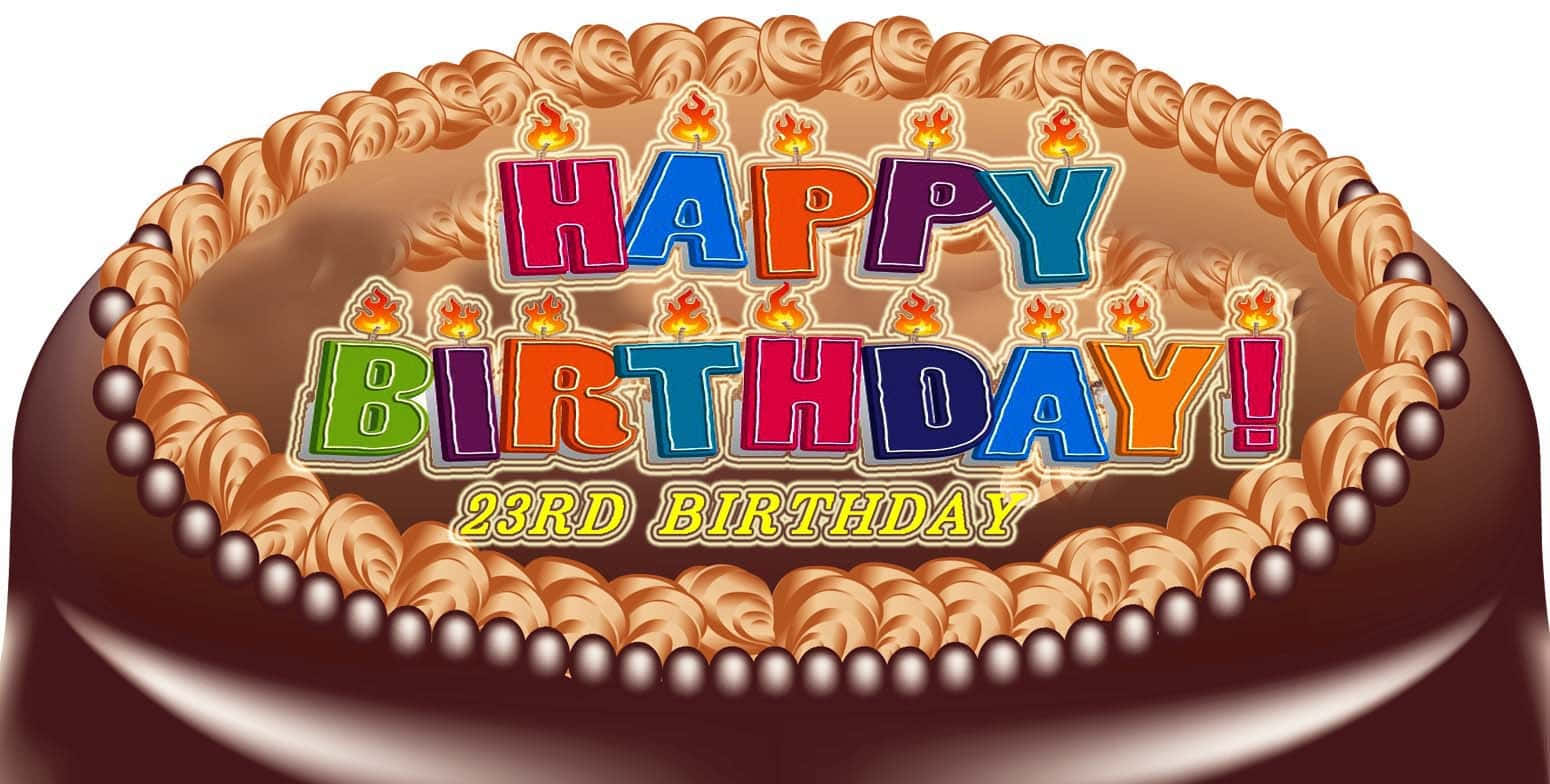 Birthday Wishes 桌布 壁紙 — 一個豐富的巧克力生日蛋糕，上面有彩色糖霜拼出「生日快樂！」和「23歲生日」，頂部插著點燃的蠟燭。