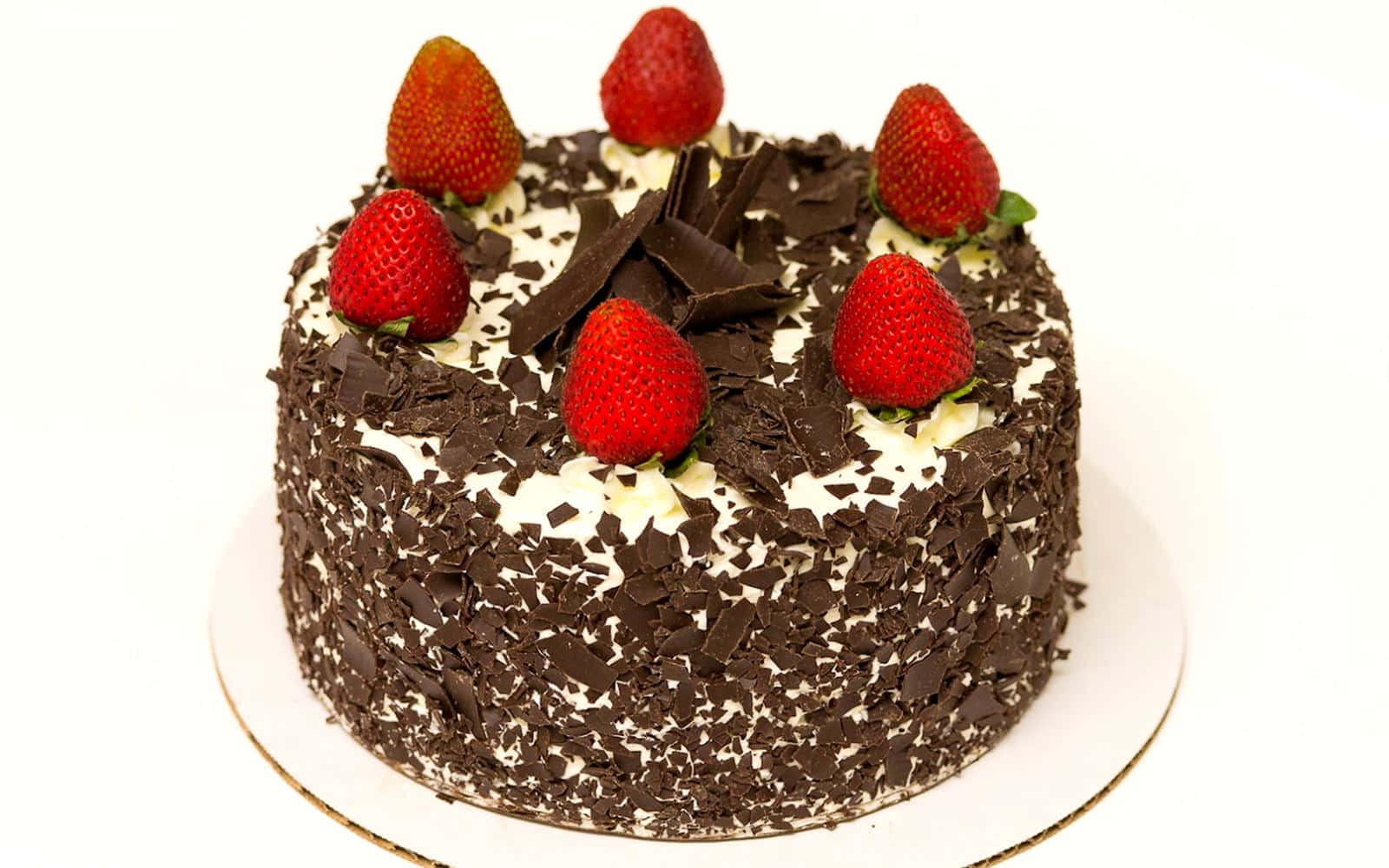 Black Forest Cake 桌布 壁紙 — 一個豐富的巧克力蛋糕，飾以新鮮草莓和黑巧克力碎片，放在白色盤子上。