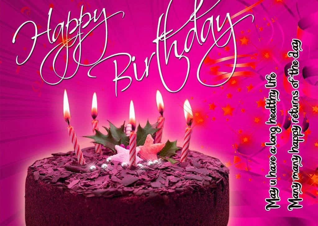 Birthday 桌布 壁紙 — 一個豐富的紫色生日蛋糕，點燃的蠟燭和冬青裝飾，背景是充滿活力的粉紅色星爆。
