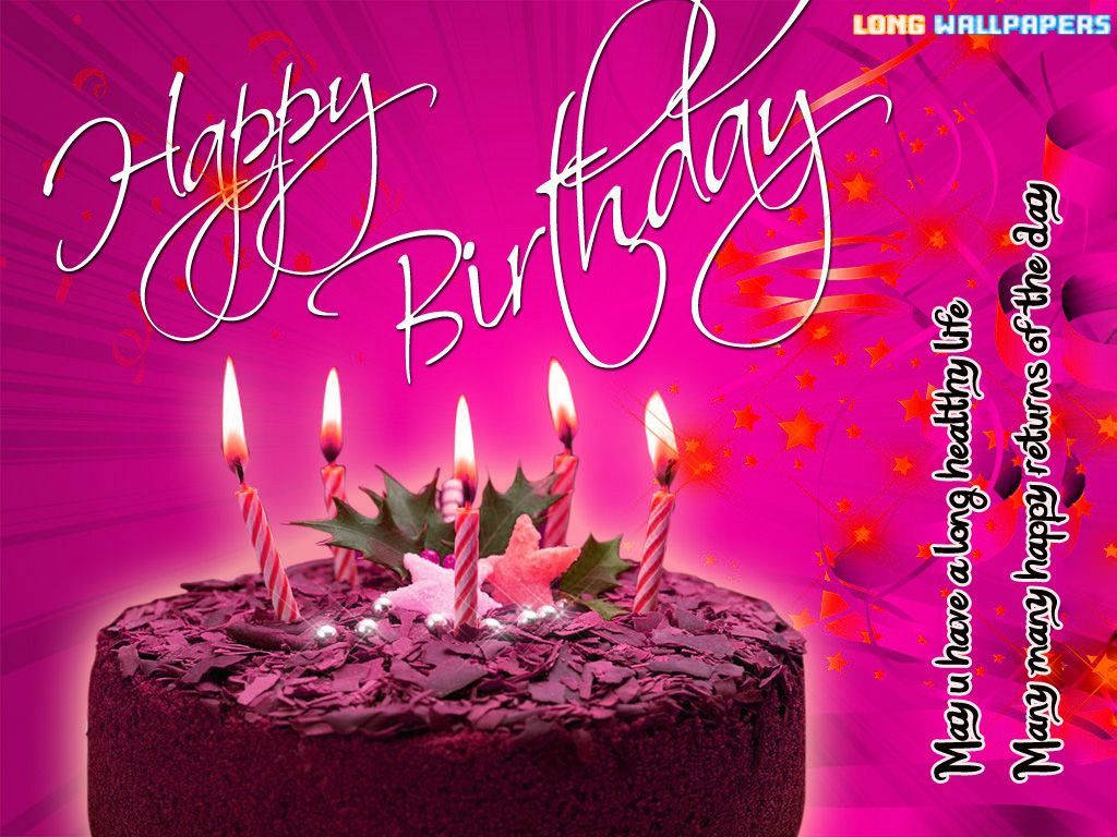 Birthday 桌布 壁紙 — 一個豐富的紫色生日蛋糕，點燃蠟燭並帶有冬青裝飾，背景是充滿活力的洋紅色，並帶有慶祝文字。