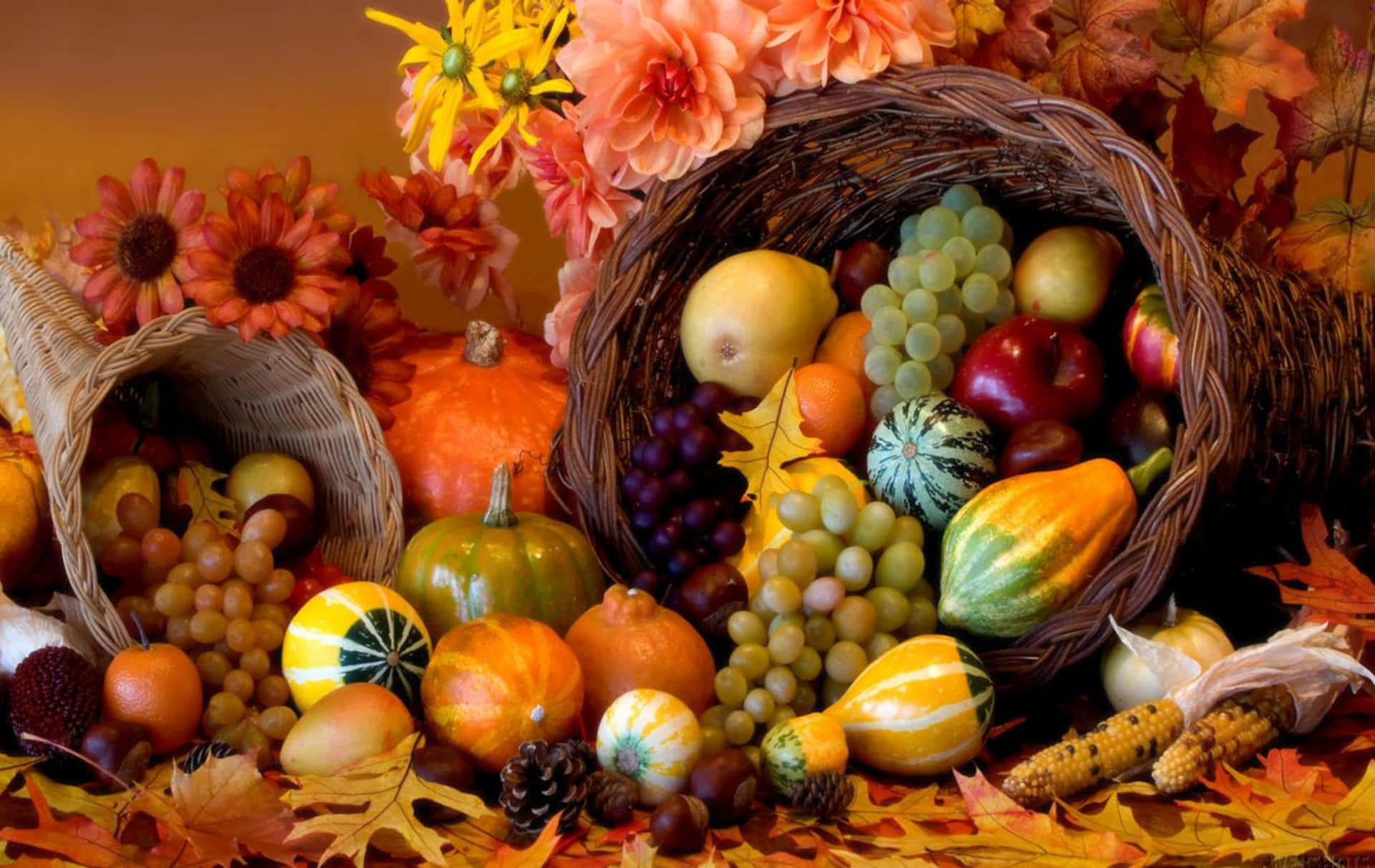 Fall Thanksgiving 桌布 壁紙 — 一個豐盛的秋季收成展示，柳條籃裡裝滿了南瓜、葡萄、蘋果和色彩繽紛的秋季花卉。