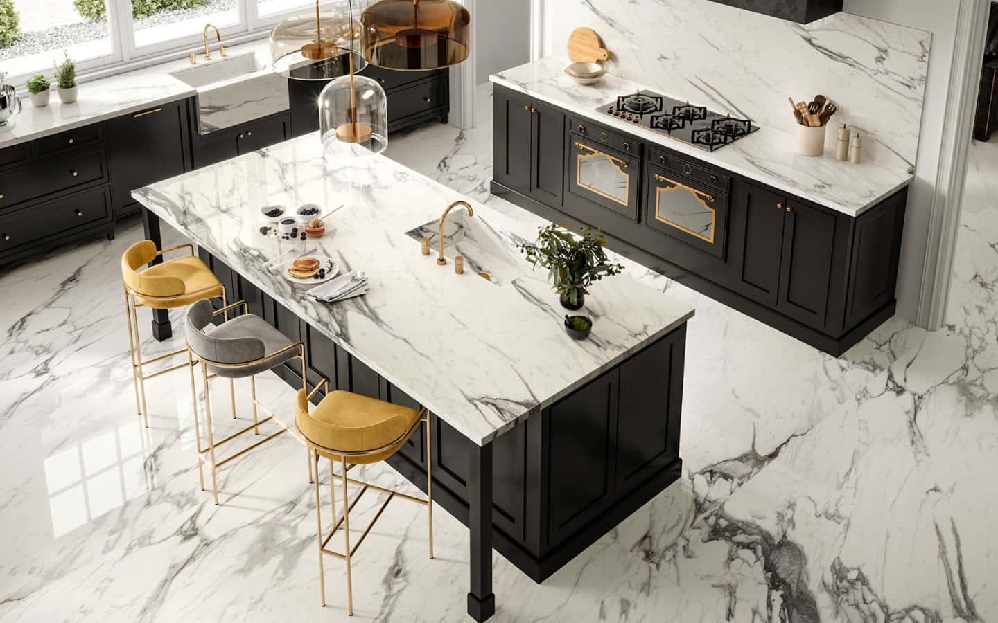 1440p Kitchen 桌布 壁紙 — 一個豪華現代廚房，配有黑色櫥櫃、白色大理石檯面和金色點綴，在明亮的日光下。