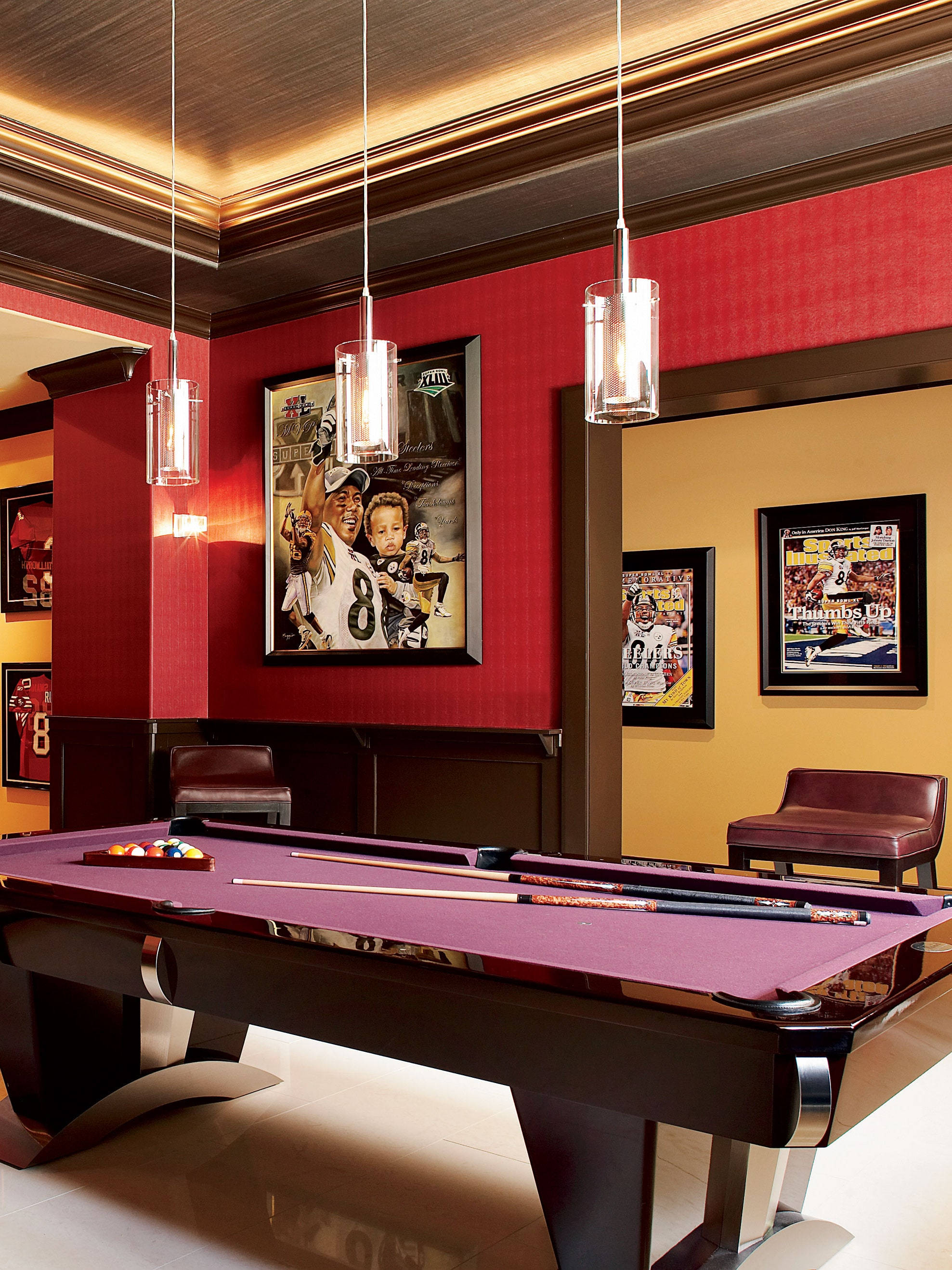 Pool Table 桌布 壁紙 — 一個豪華的撞球室，在現代吊燈下設有紫色絨毛桌，紅色和金色牆壁上掛有裱框的體育紀念品。