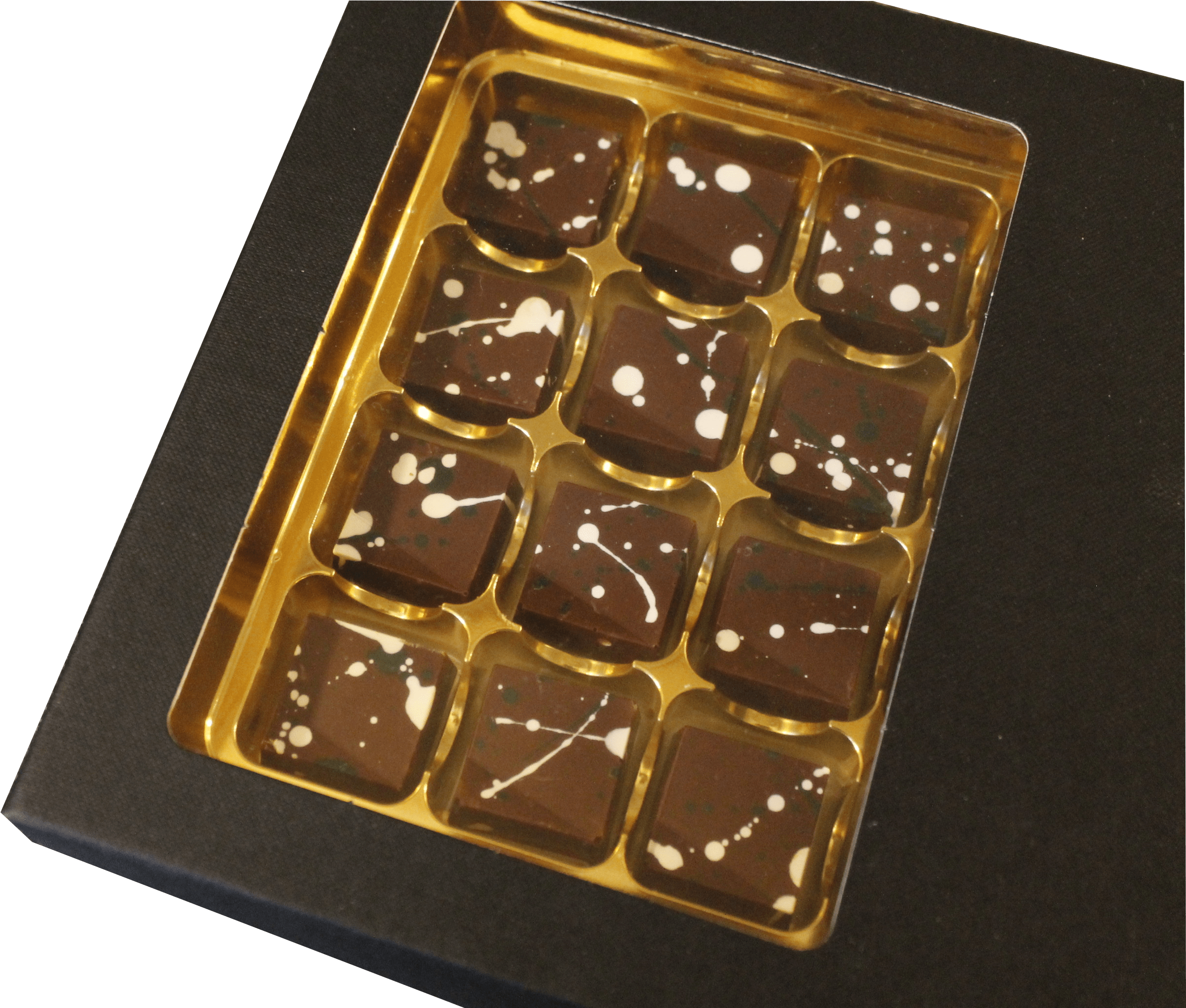 Chocolate 桌布 壁紙 — 一個豪華的方形黑巧克力盒，帶有白色和綠色淋面，放在金色托盤上，背景為黑色。