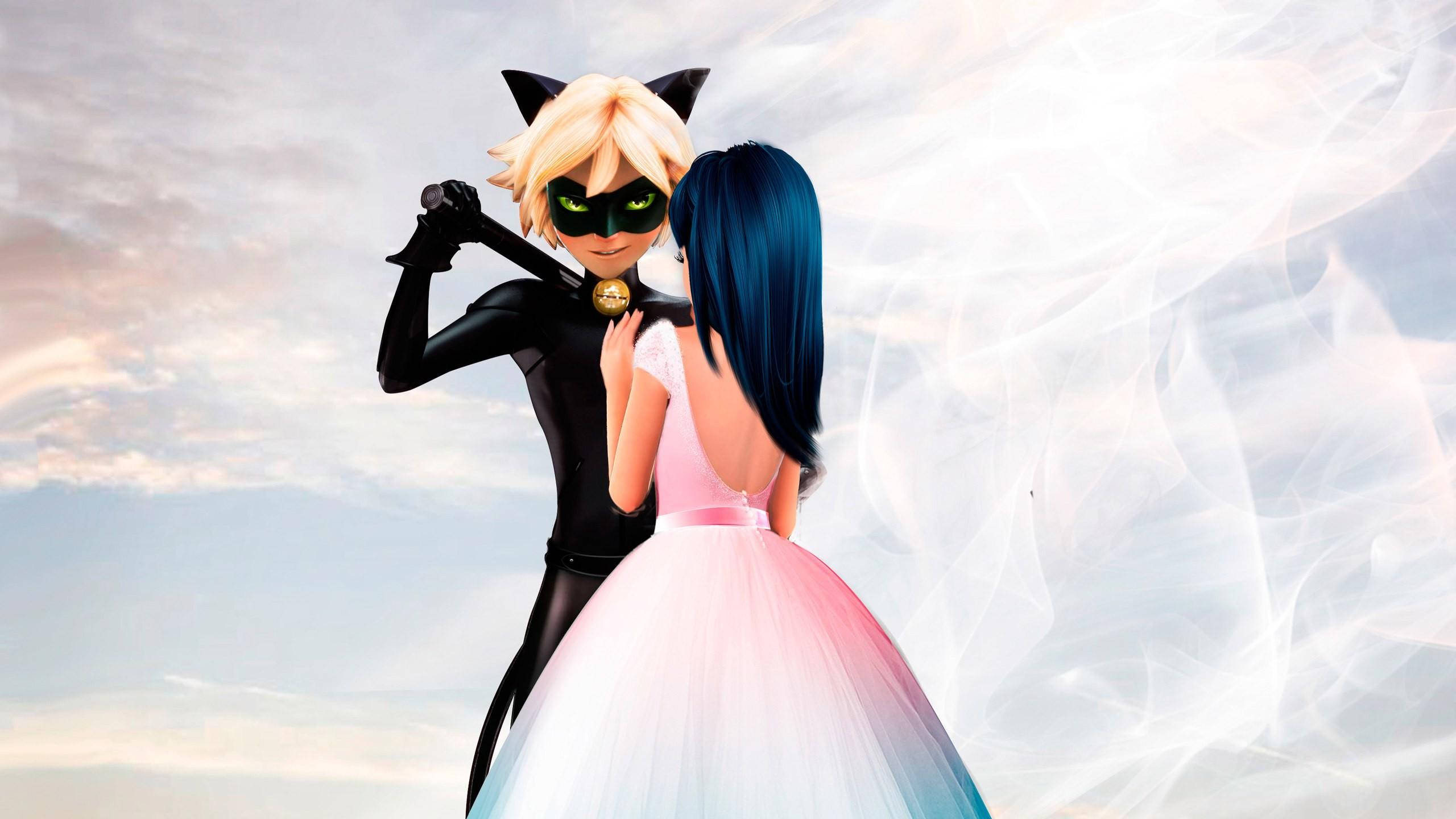 ladybug and cat noir kiss 桌布 壁紙 — 一個貓主題的超級英雄穿著黑色西裝，在柔和的雲天背景下擁抱一個穿著粉藍色長袍的女孩。