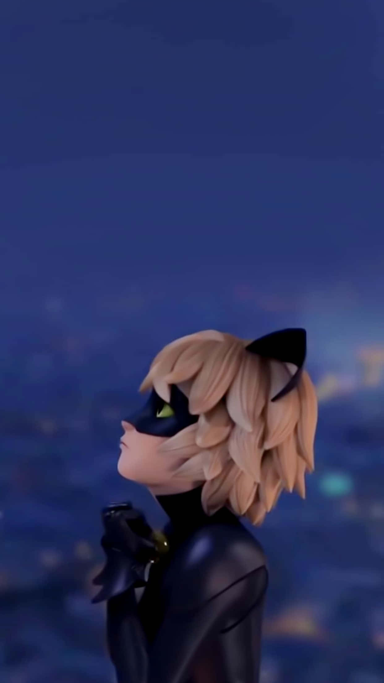 Chat Noir 桌布 壁紙 — 一個貓咪般的動漫角色，戴著黑色面具和西裝，仰望深藍色的暮色城市景觀。