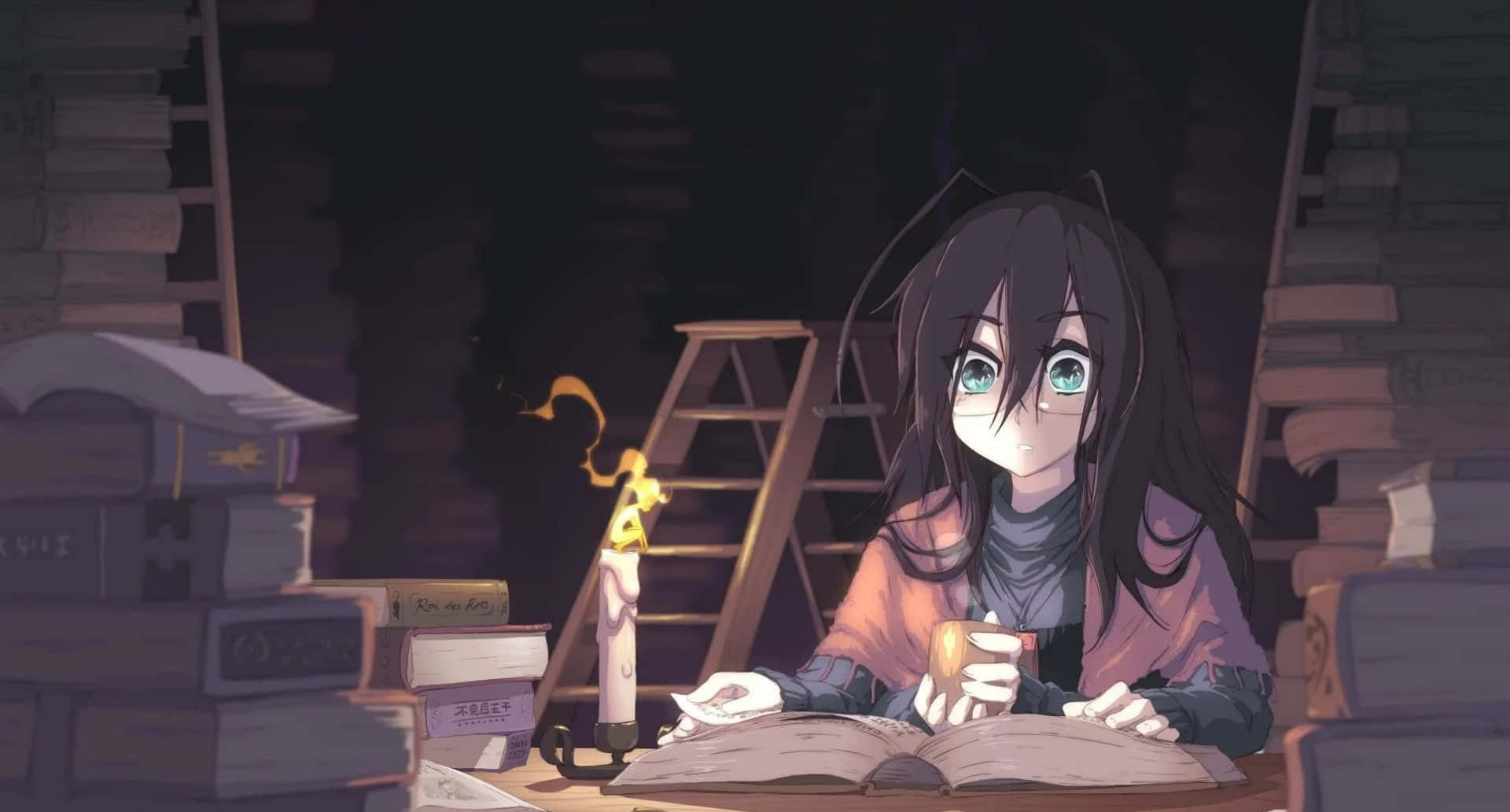 Anime Girl Black Hair 桌布 壁紙 — 一個貓耳動漫女孩，眼睛發光，在昏暗的圖書館裡靠燭光閱讀，周圍是高聳的書堆。