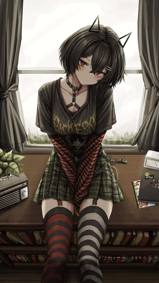 Goth Aesthetic 桌布 壁紙 — 一個貓耳動漫女孩穿著格紋裙和條紋襪子，坐在有灰色窗簾的窗邊書架上。