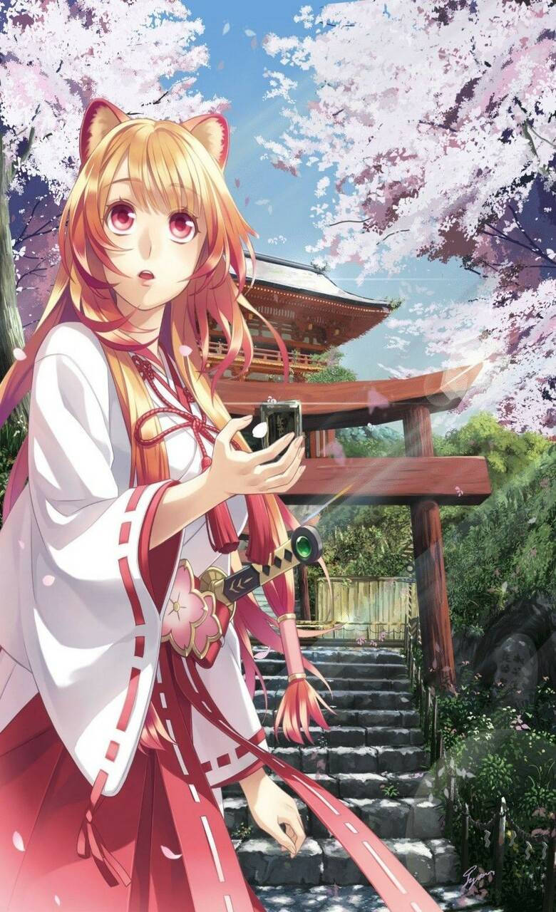 Raphtalia 桌布 壁紙 — 一個貓耳動漫女孩穿著紅白和服，在盛開的櫻花下，靠近木製神社大門，手持相機。