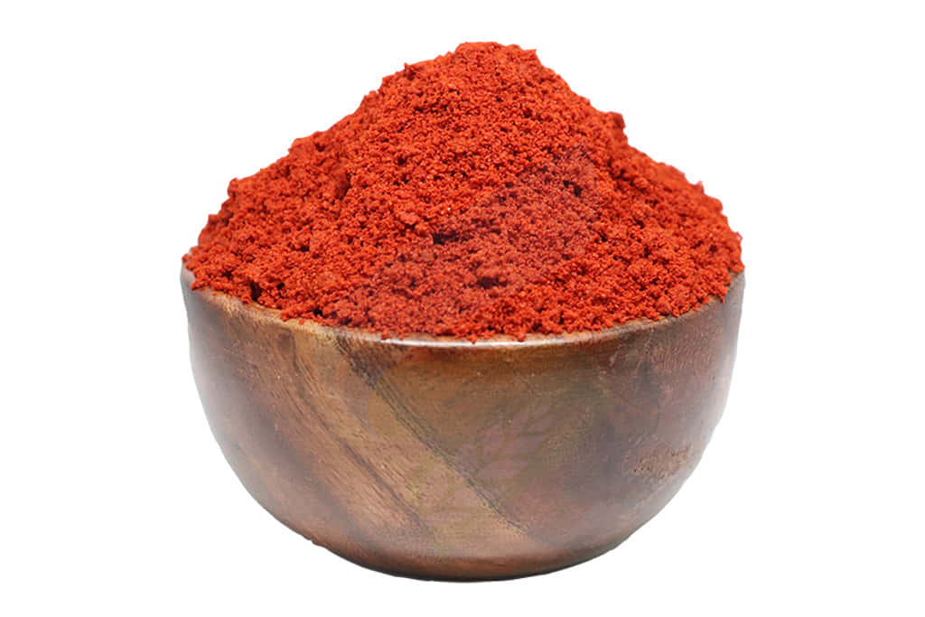 Red Chili Powder 桌布 壁紙 — 一個質樸的木碗，裝滿鮮紅色的辣椒粉，襯托在純白背景上。