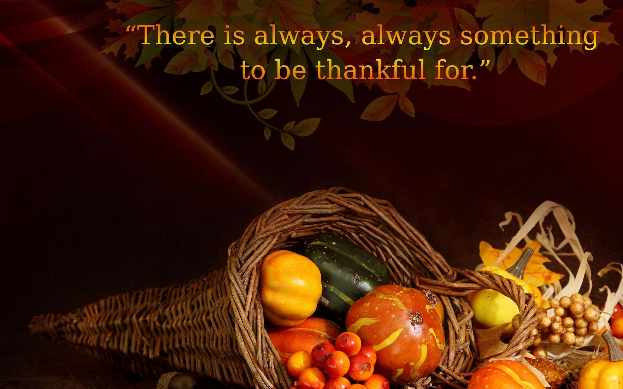 Beautiful Thanksgiving 桌布 壁紙 — 一個質樸的柳條豐收角，裝滿了色彩繽紛的秋季葫蘆、番茄和漿果，背景是深色，有落葉和感恩的語錄。