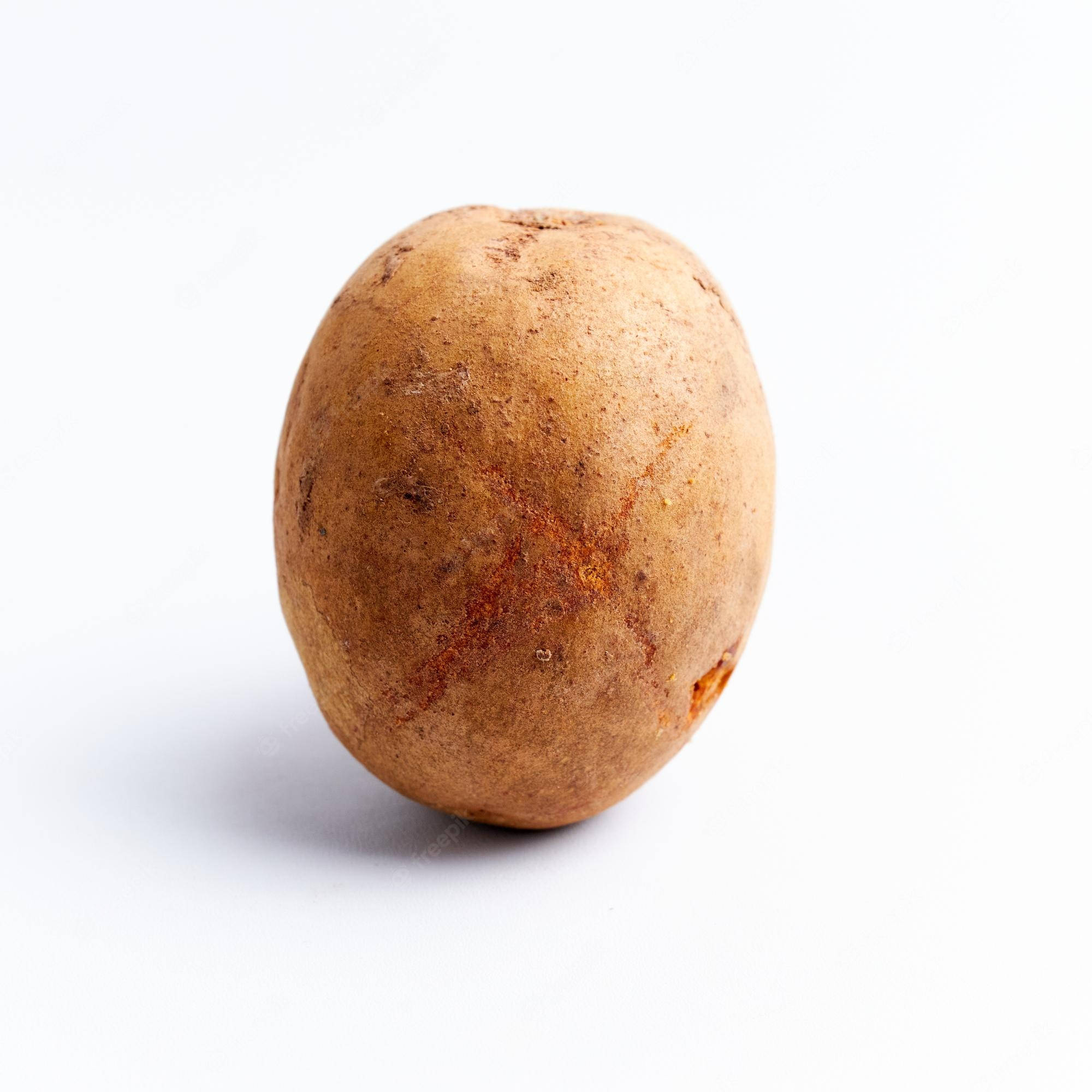 Fruit 桌布 壁紙 — 一個質樸的棕色馬鈴薯，帶有泥土質感，位於乾淨的白色背景中央。