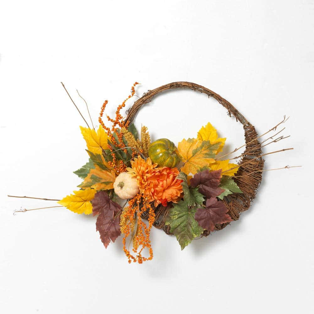 Fall Cornucopia 桌布 壁紙 — 一個質樸的秋季花環，裝飾著橙色南瓜、黃色楓葉和橙色漿果，背景是純白色。