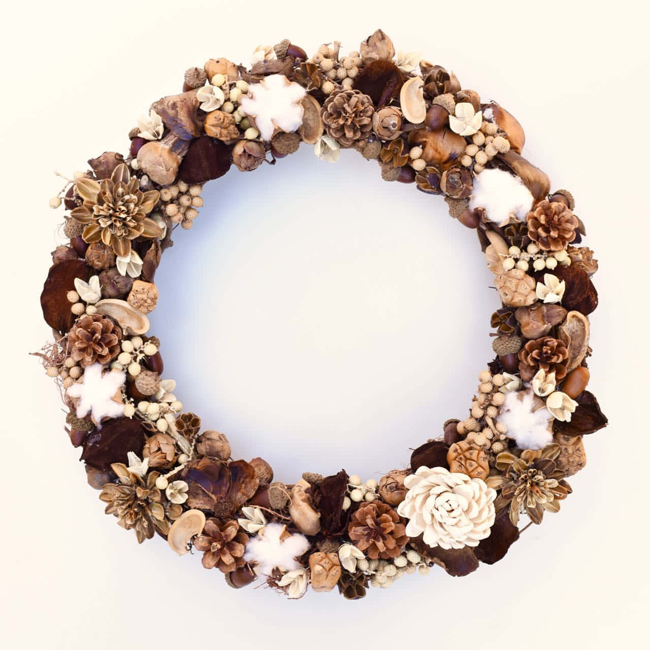 Fall Wreath 桌布 壁紙 — 一個質樸的秋季花環，飾有松果、橡子、乾燥花和棉花，背景為柔和的米白色。