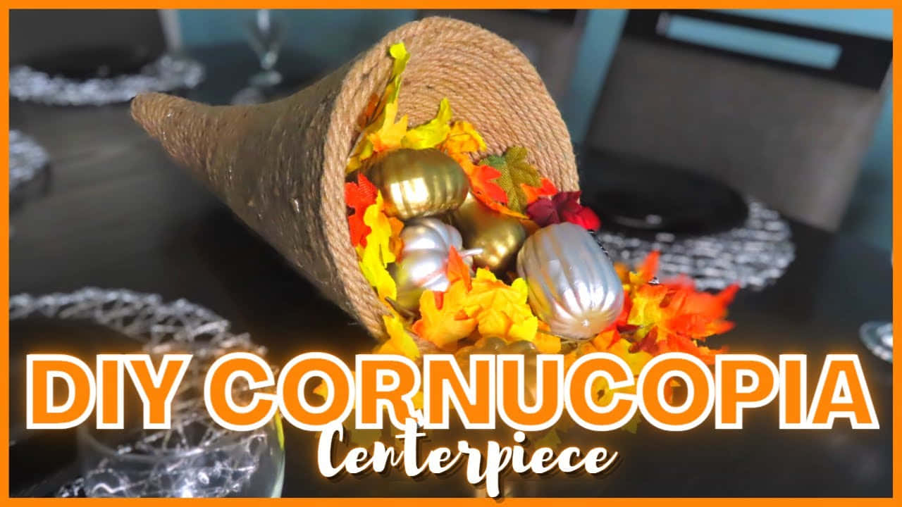 Fall Cornucopia 桌布 壁紙 — 一個質樸的編織豐收角，裝滿了鮮豔的秋葉和閃亮的金屬南瓜，放在深色桌子上。