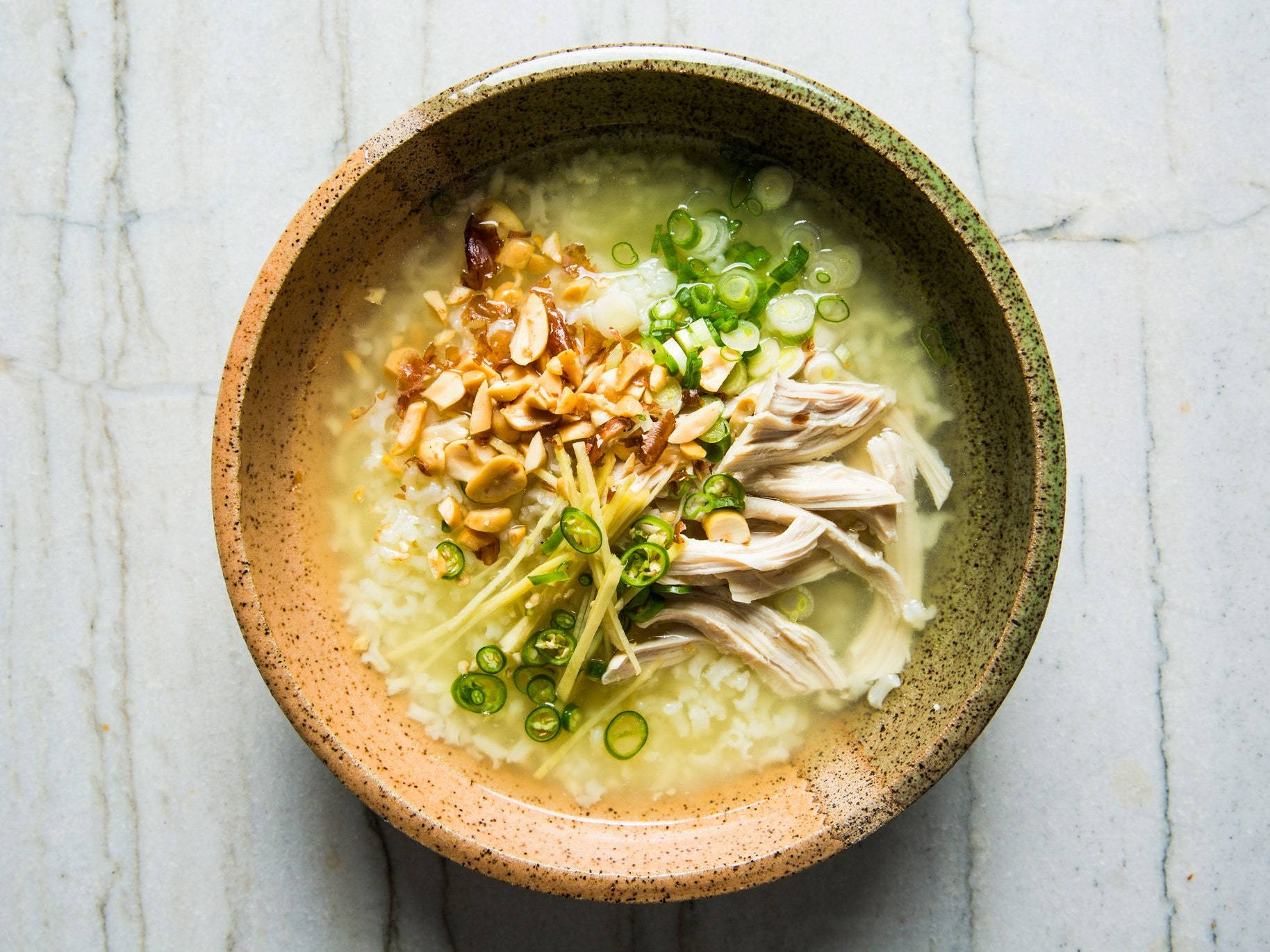 Chicken 桌布 壁紙 — 一個質樸的陶瓷碗盛載著熱騰騰的米粥，上面放有雞絲、花生和蔥花。