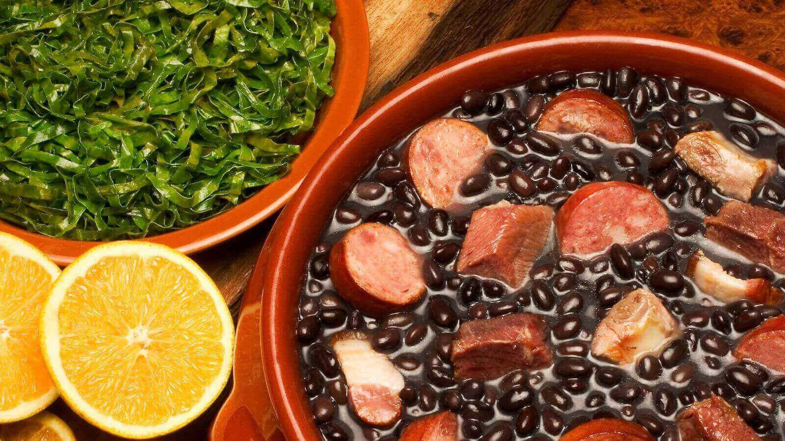 巴西黑豆燉肉配羽衣甘藍和橙片，放在木桌上 — 食物動圖 壁紙