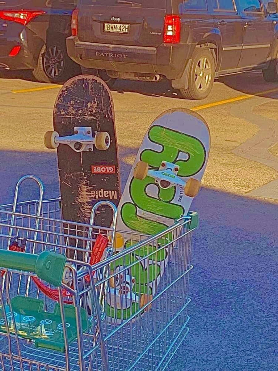 一個購物車搭配滑板 壁紙