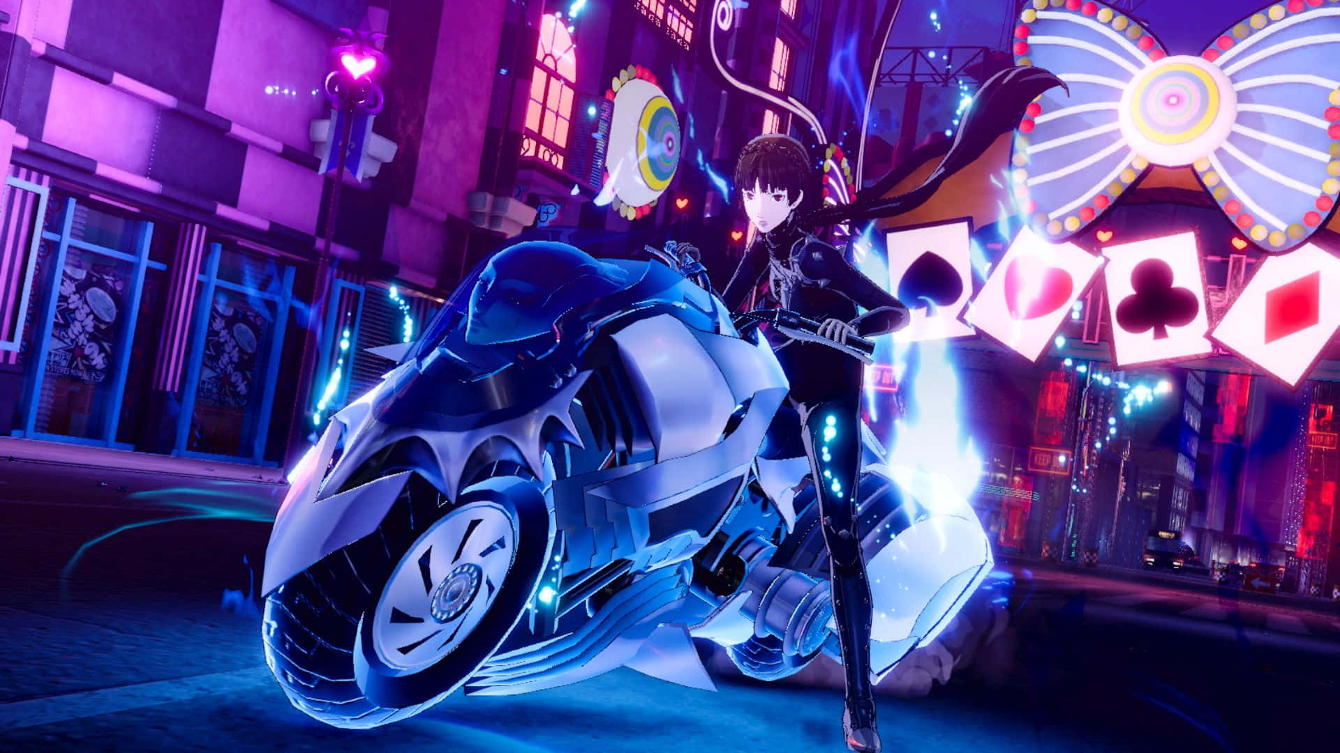 Persona 5 Strikers 桌布 壁紙 — 一個賽博龐克動漫女孩騎著發光的藍色機車，穿過一條裝飾著巨大撲克牌標誌的霓虹燈街道。