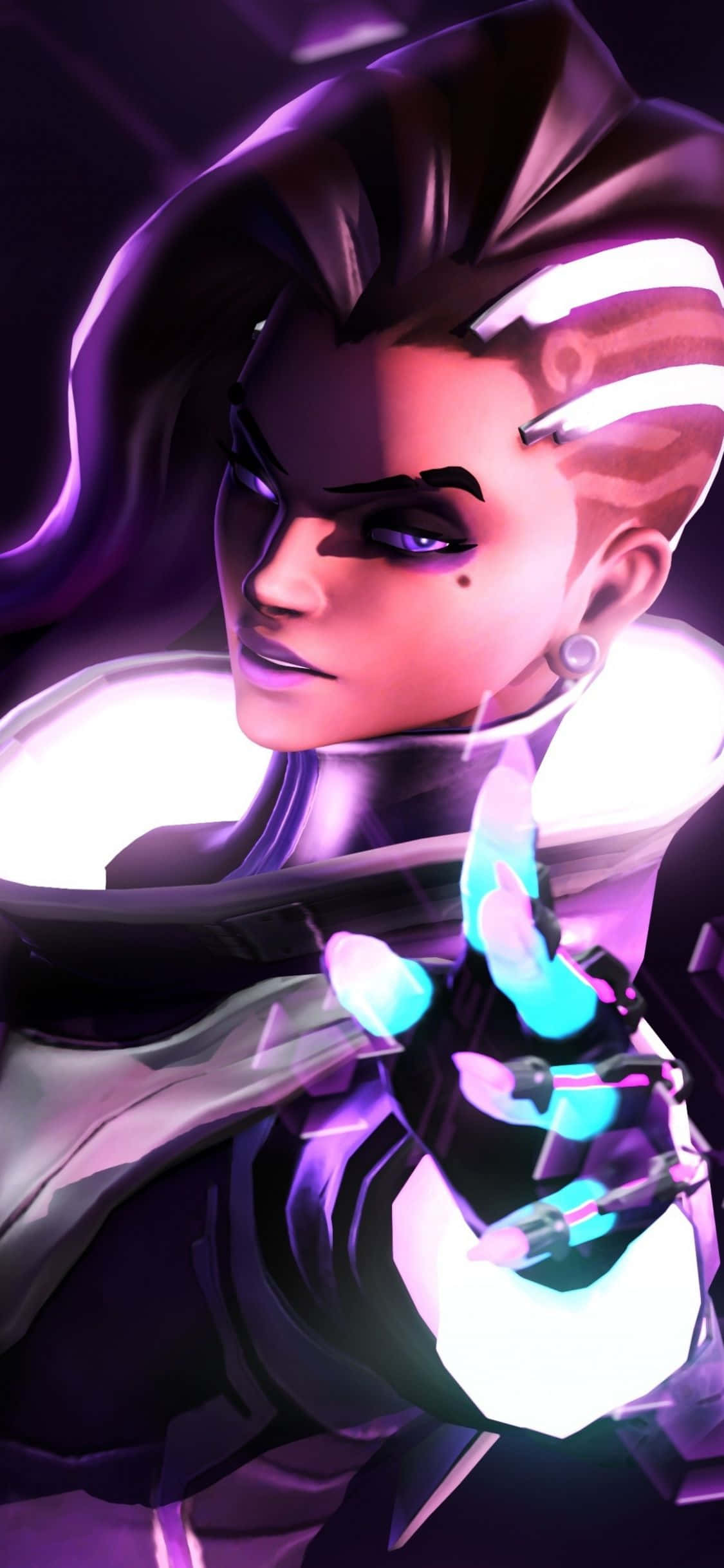 Overwatch 桌布 壁紙 — 一個賽博龐克動漫角色，擁有發光的紫色頭髮和手中的霓虹藍色能量，背景是黑暗的未來風格。