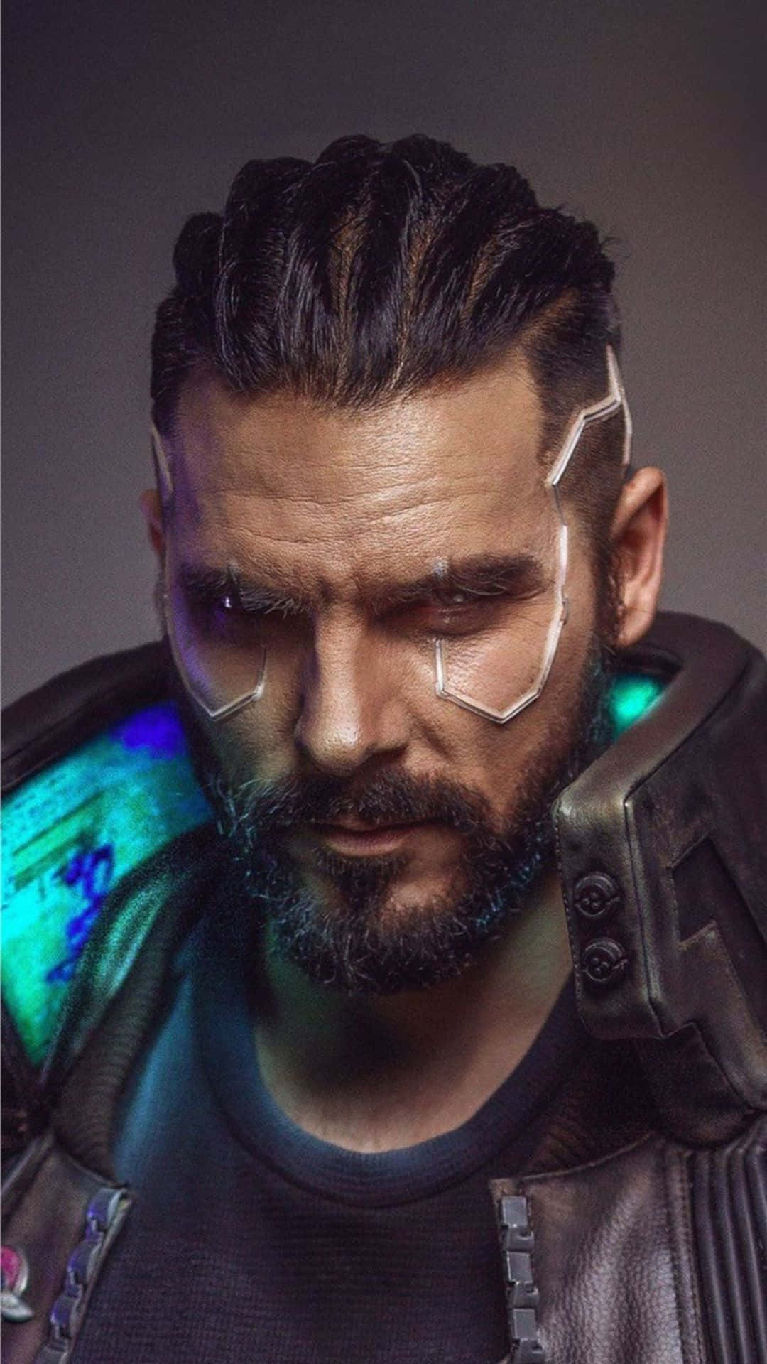 Cyberpunk 2077 Characters 桌布 壁紙 — 一個賽博龐克男人，擁有發光的義眼植入物和皮夾克，在黑暗背景下強烈凝視。