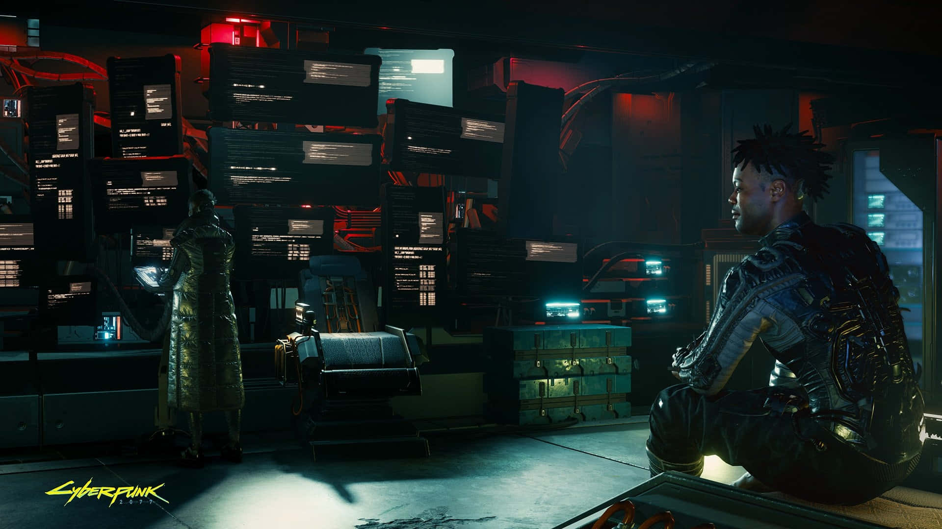 1080p Cyberpunk 2077 桌布 壁紙 — 一個賽博龐克角色坐在燈光昏暗、充滿科技的房間裡，周圍是發光的螢幕和紅色霓虹燈點綴。