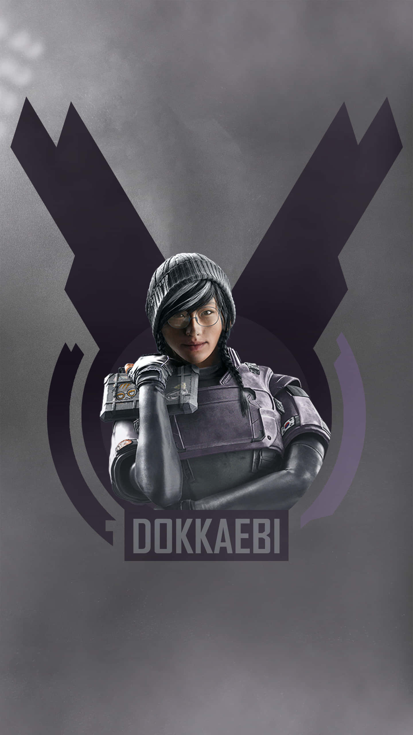Android Rainbow Six Siege 桌布 壁紙 — 一個賽博龐克風格的女角色穿著戰術裝備，自信地站在深灰色背景前，身後有一個風格化的標誌。