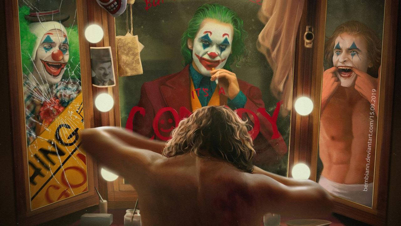 Joker 2019 桌布 壁紙 — 一個赤膊捲髮男人凝視著破裂的鏡子，他的小丑倒影穿著紅色西裝露出猙獰的笑容。