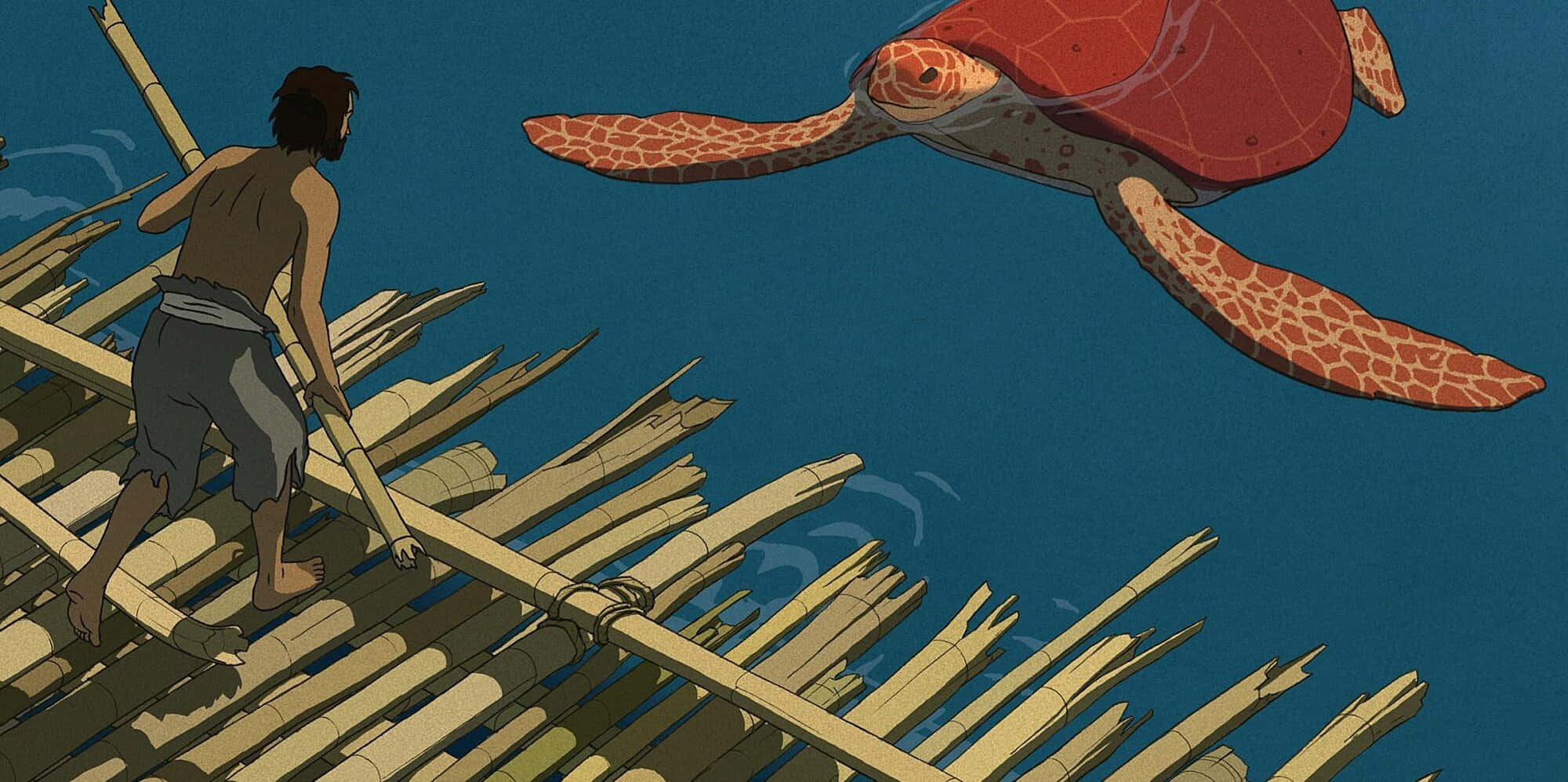 The Red Turtle 桌布 壁紙 — 一個赤膊男子在竹筏上行走，一隻巨大的紅色海龜在深藍色的水中滑過。