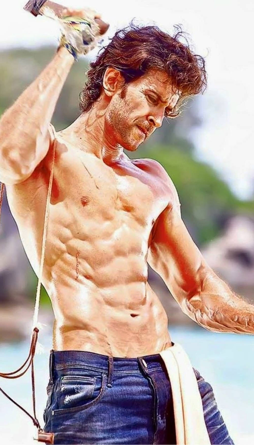 actor 桌布 壁紙 — 一個赤膊肌肉男，濕髮，在陽光普照的熱帶環境中將水倒在結實的腹部上。