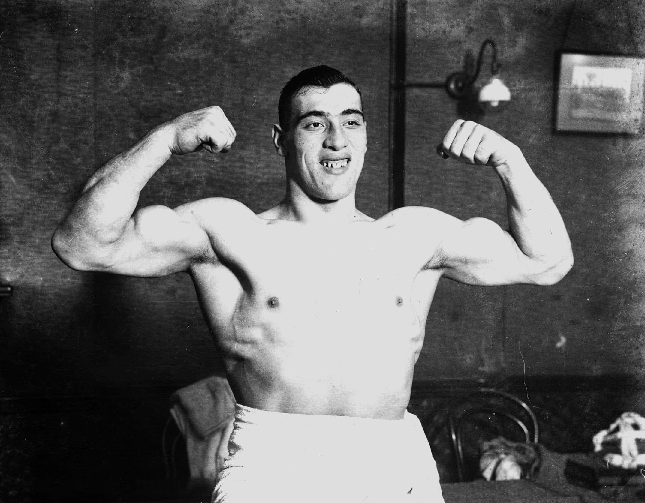 Boxing 桌布 壁紙 — 一個赤膊肌肉男在復古黑白照片中咧嘴笑著，雙臂彎曲展示肌肉。