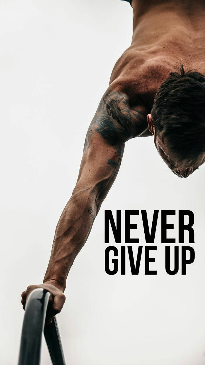 Fitness Motivation iPhone 桌布 壁紙 — 一個赤裸上身、手臂有刺青的男人在純白色背景前做引體向上，並有粗體文字寫著 never give up。