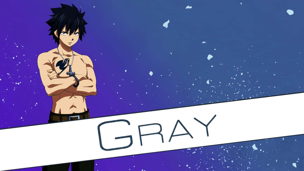 Gray Fullbuster 桌布 壁紙 — 一個赤裸上身的動漫男孩，黑色刺蝟頭，雙臂交叉，站在紫色星空前，白色橫幅寫著 GRAY。