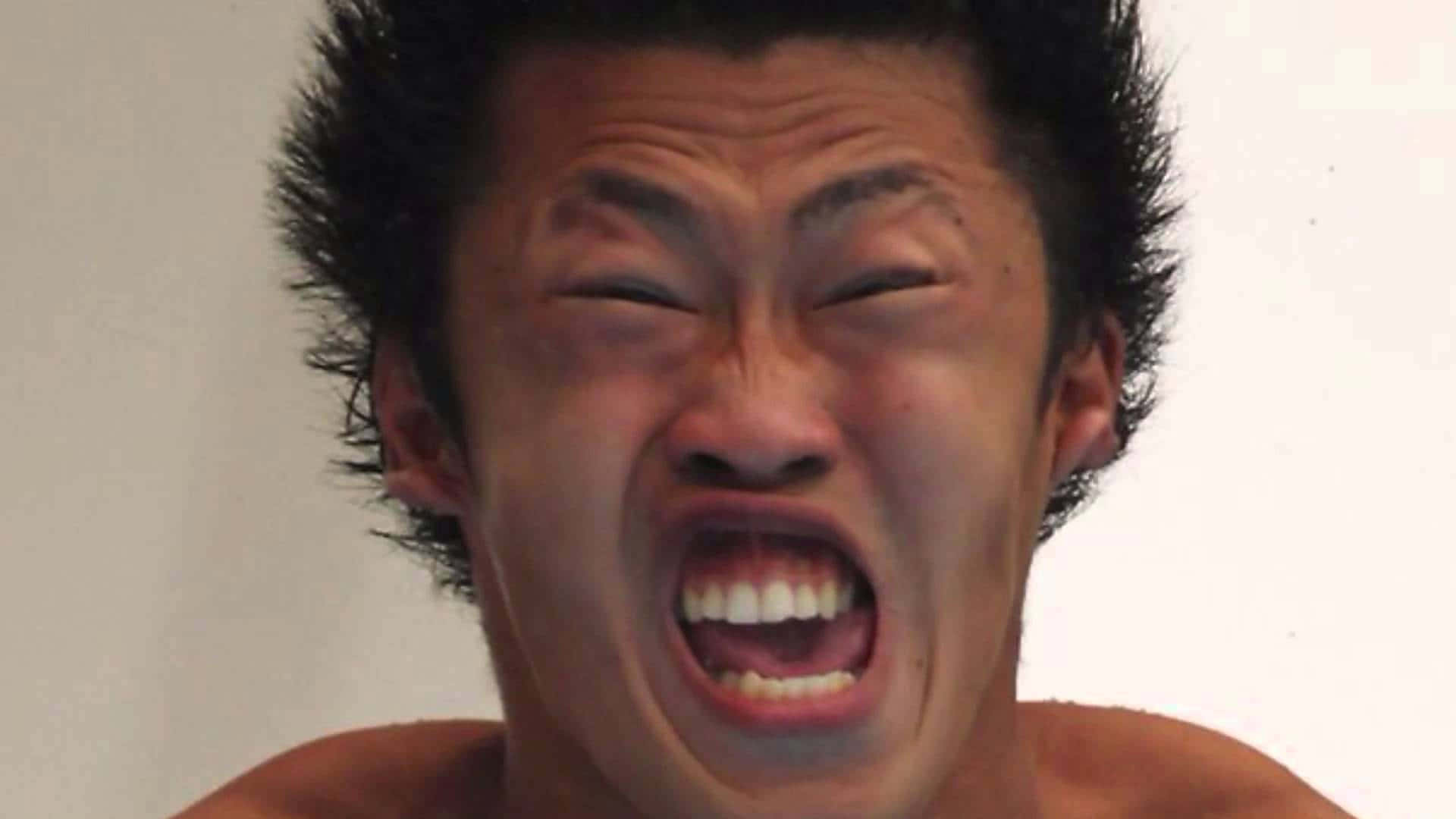 搞笑臉 桌布 壁紙 — 一個赤裸上身的男人，在純白色背景前，緊閉雙眼、齜牙咧嘴地尖叫。