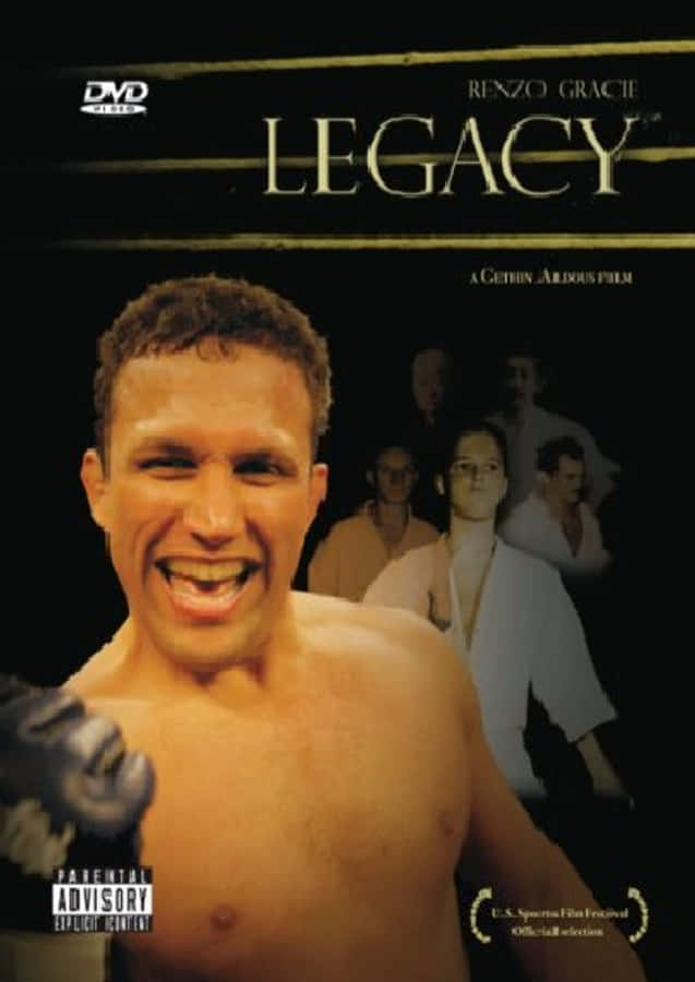 martial arts 桌布 壁紙 — 一個赤裸上身的男人，帶著兇猛的笑容和戴手套的拳頭，在黑暗背景中佔據主導地位，身後有模糊的武術人物。
