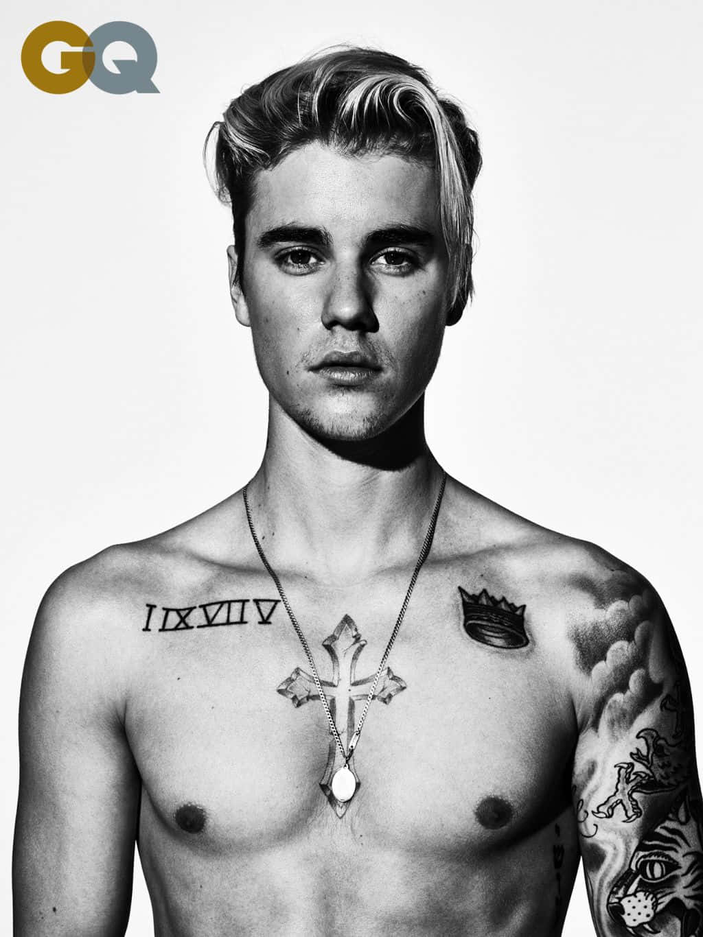 Justin Bieber 2021 桌布 壁紙 — 一個赤裸上身的男人，身上有刺青和戴著十字架項鍊，在黑白肖像中凝視著鏡頭。